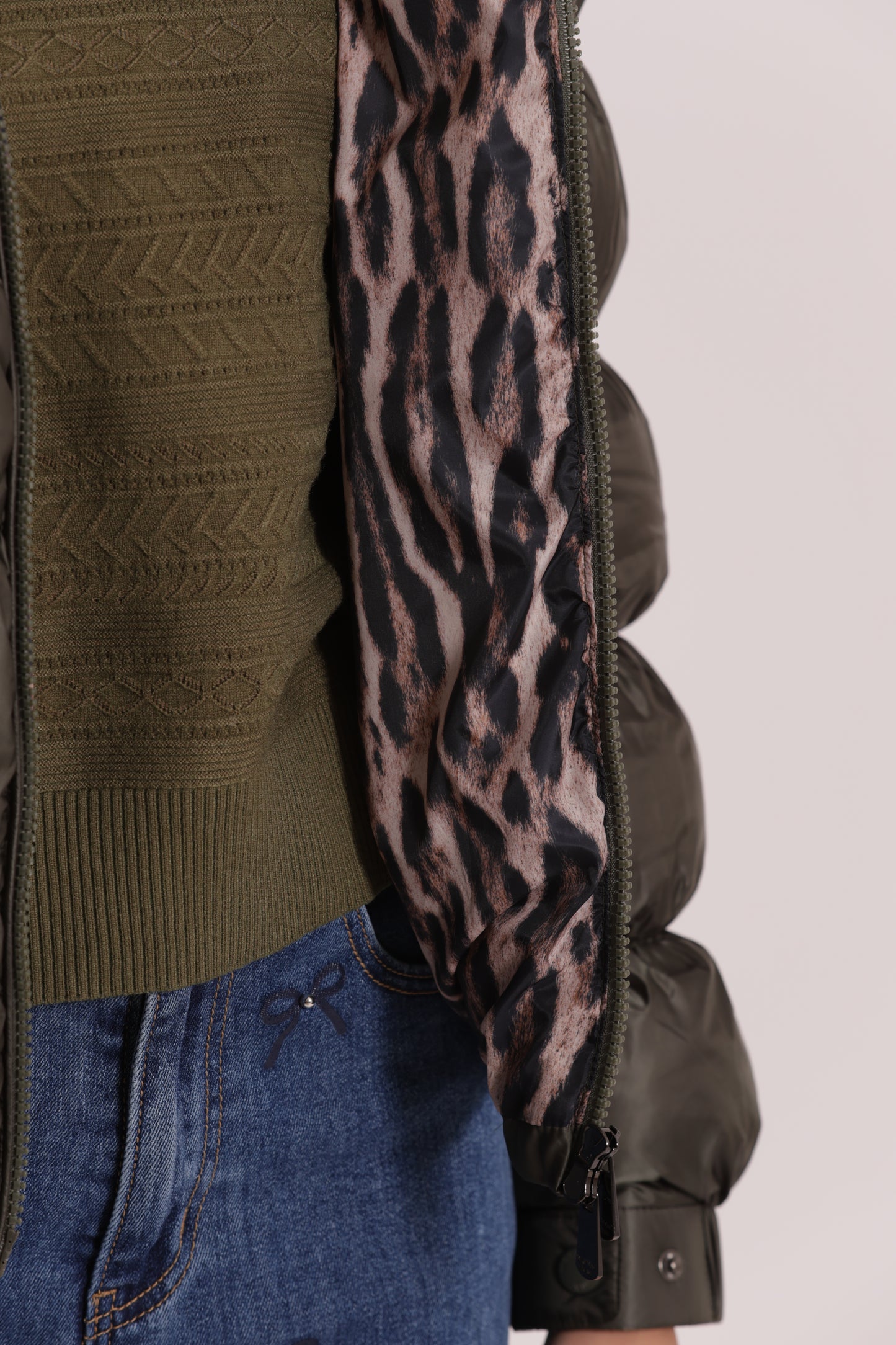 PIUMINO CORTO BOMBER CON CAPPUCCIO