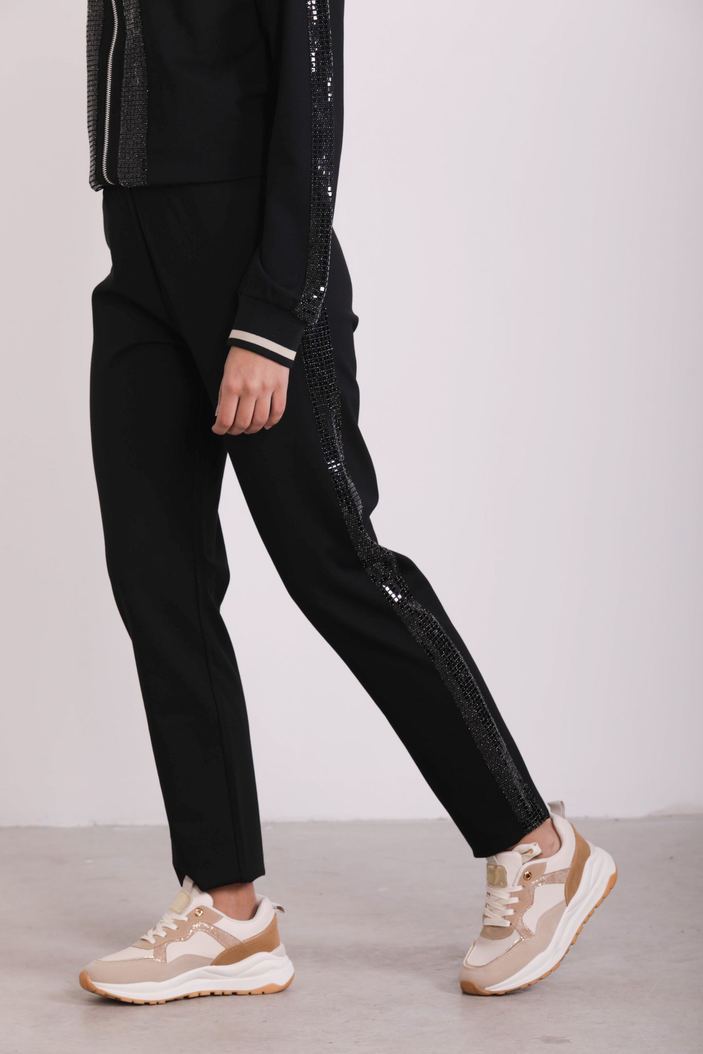 PANTALONE JOGGER CON BANDE LATERALI E DETTAGLI CANGIANTI