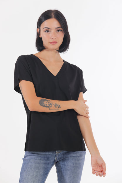 T-SHIRT SCOLLO A V