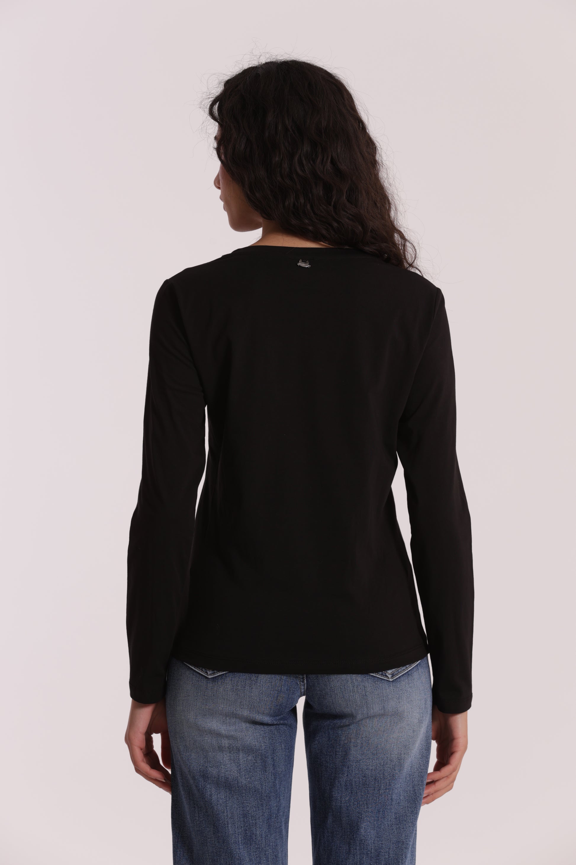 T-SHIRT "ADVENTURE AWAITS"