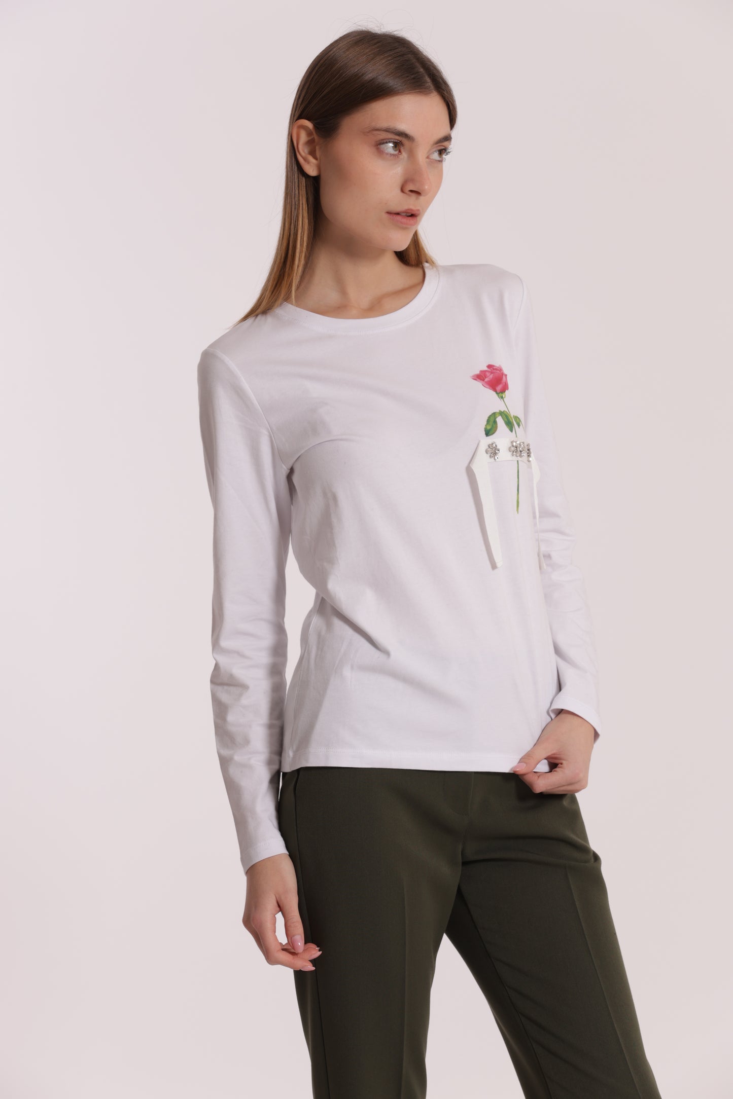 T-SHIRT CON ROSA