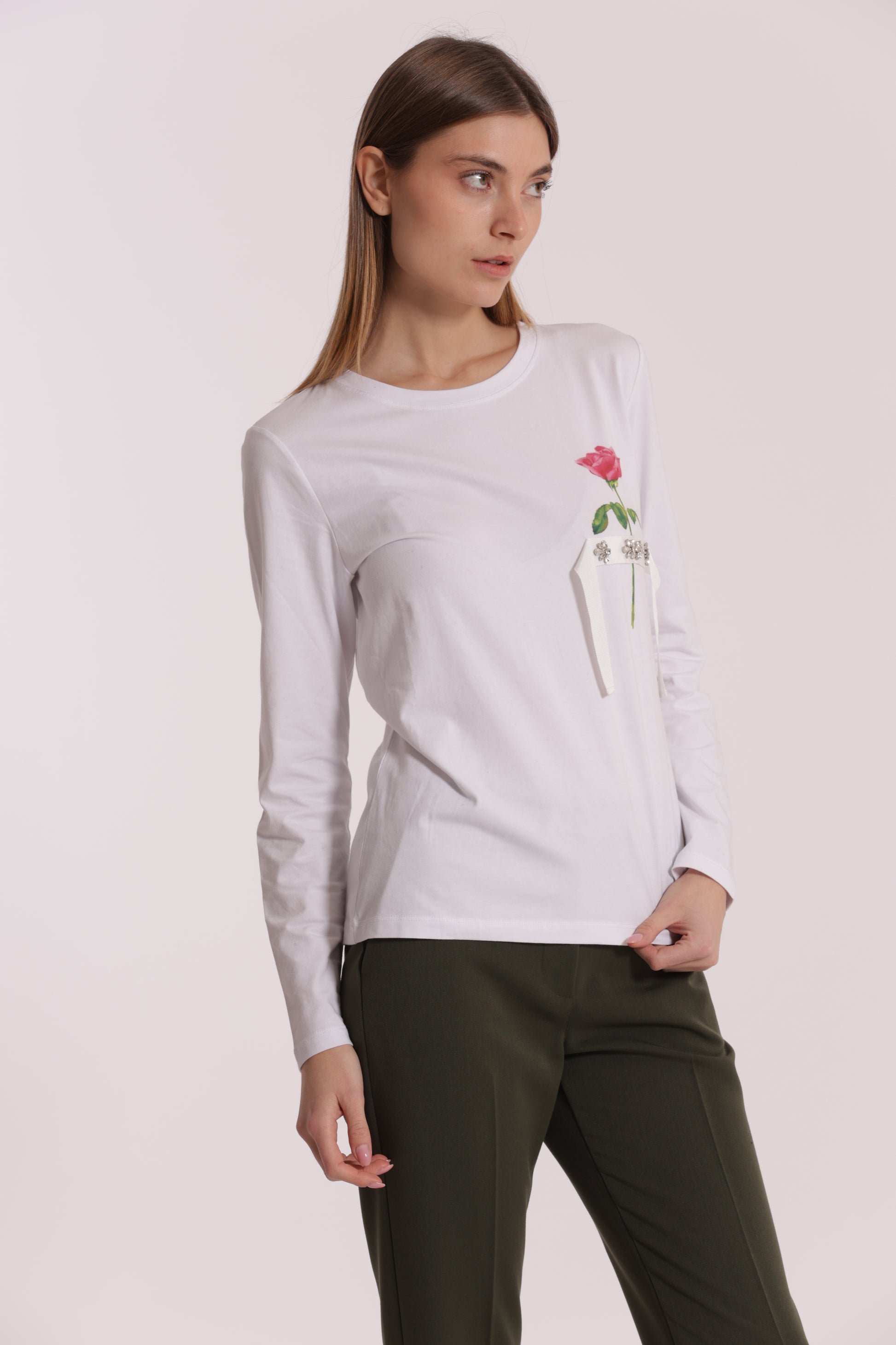 T-SHIRT CON ROSA