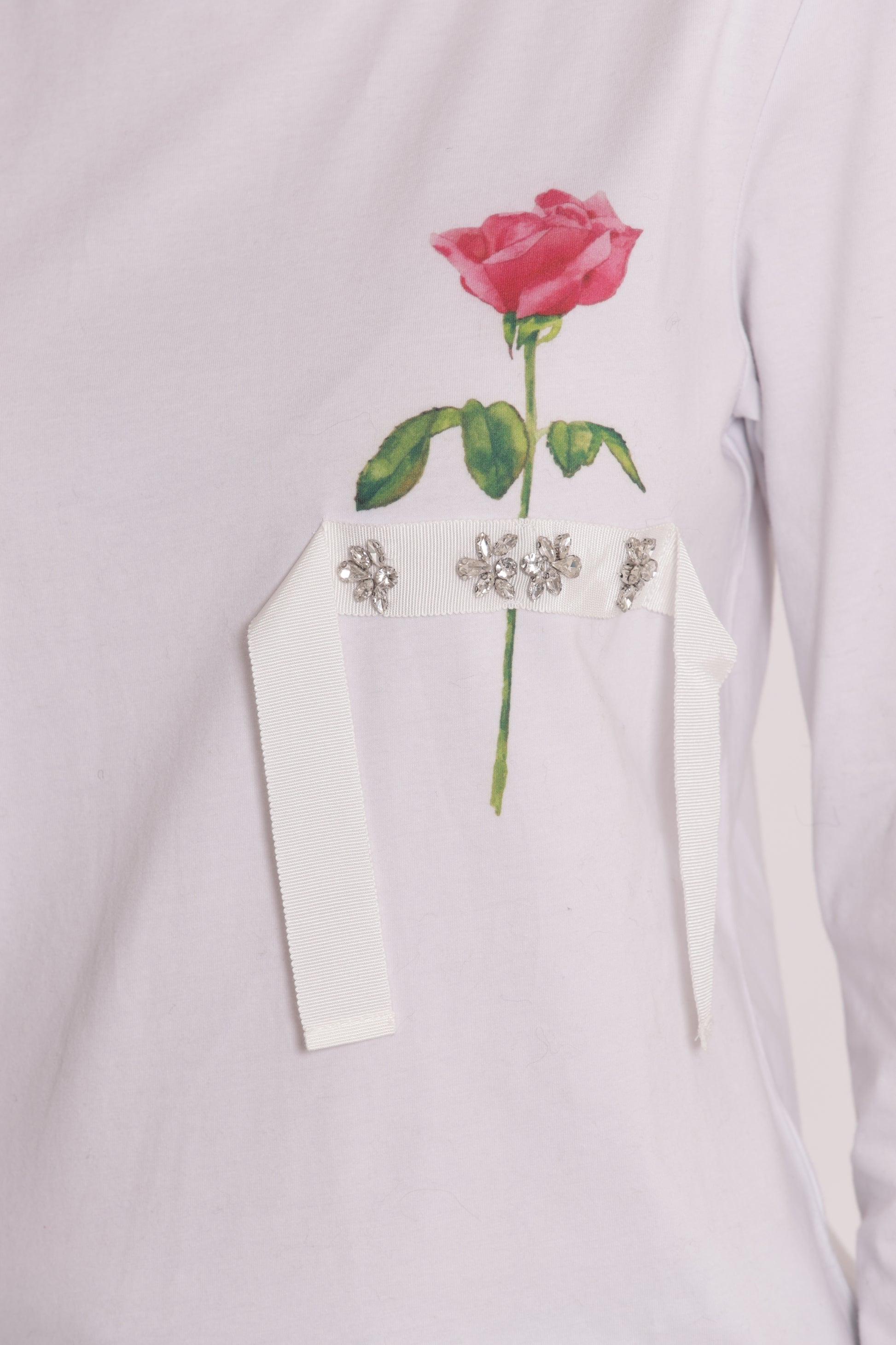 T-SHIRT CON ROSA