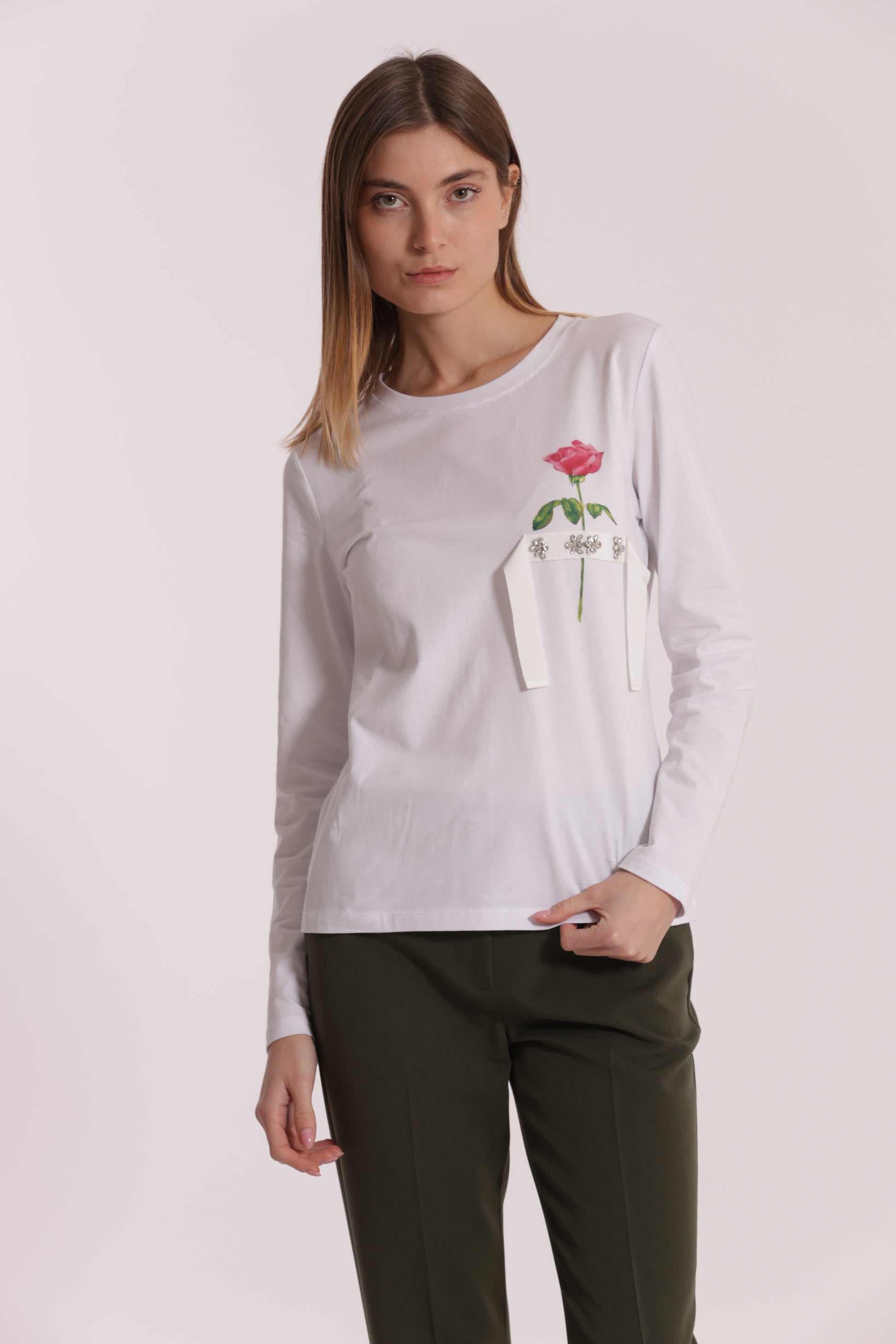 T-SHIRT CON ROSA