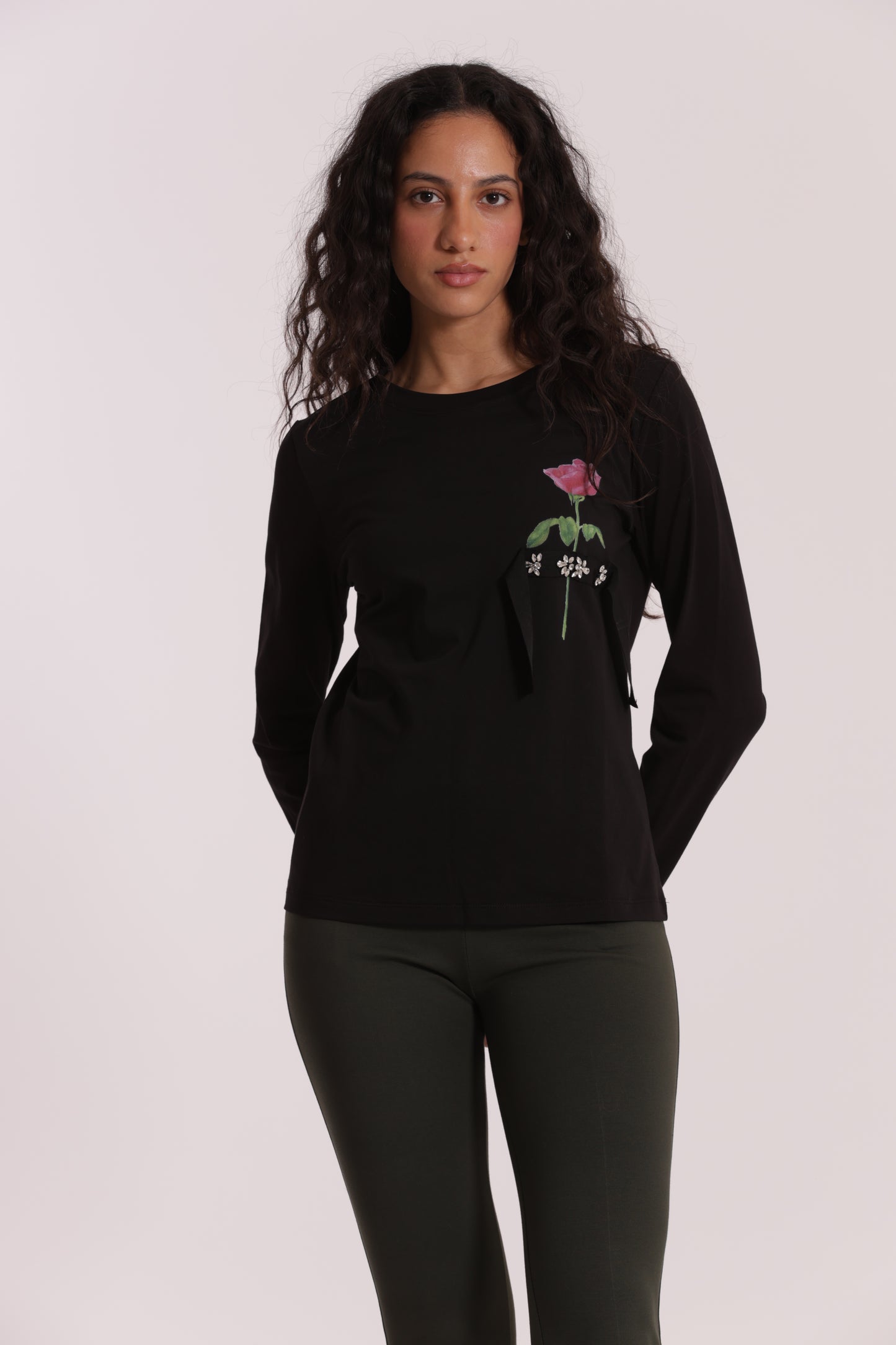 T-SHIRT CON ROSA