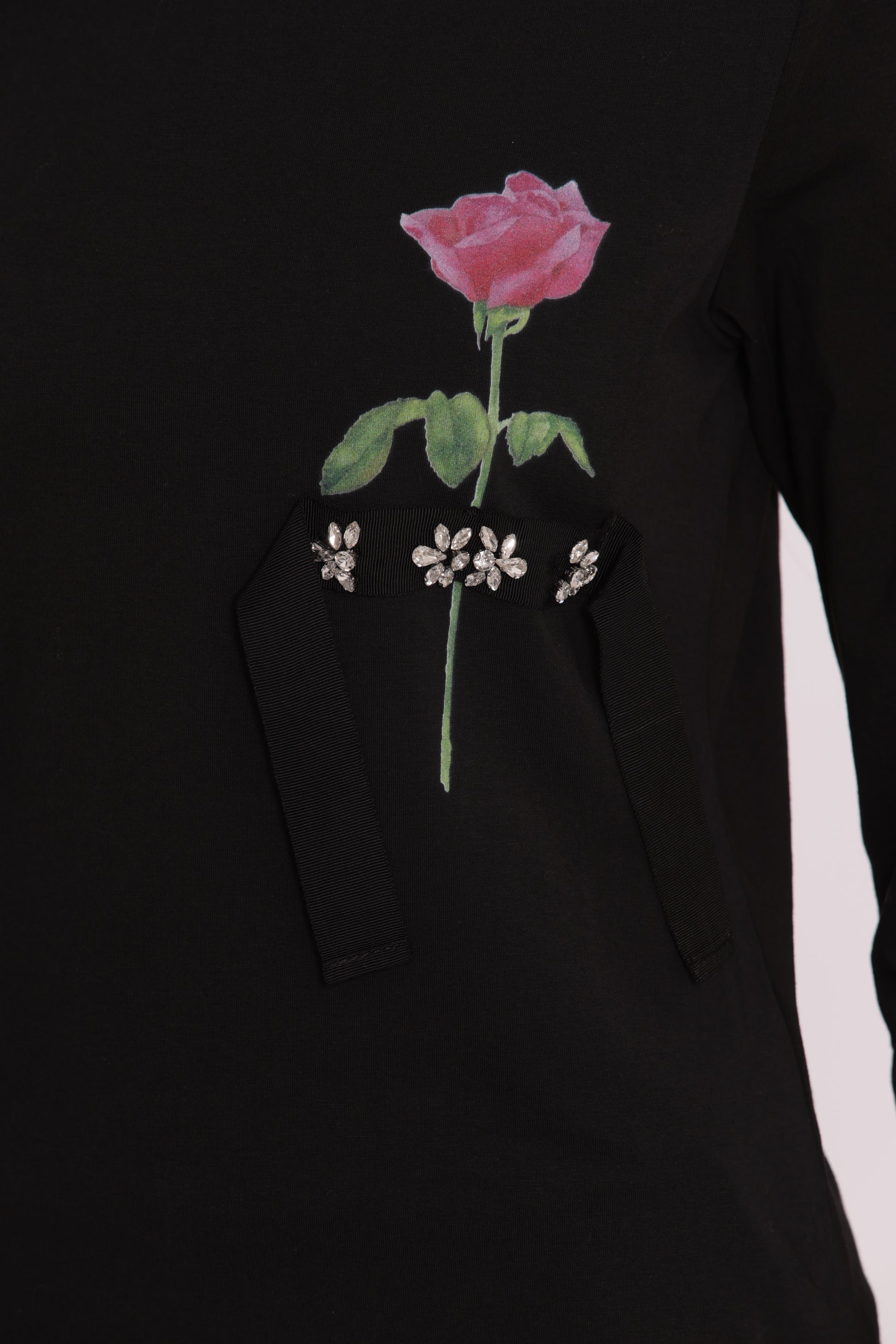 T-SHIRT CON ROSA