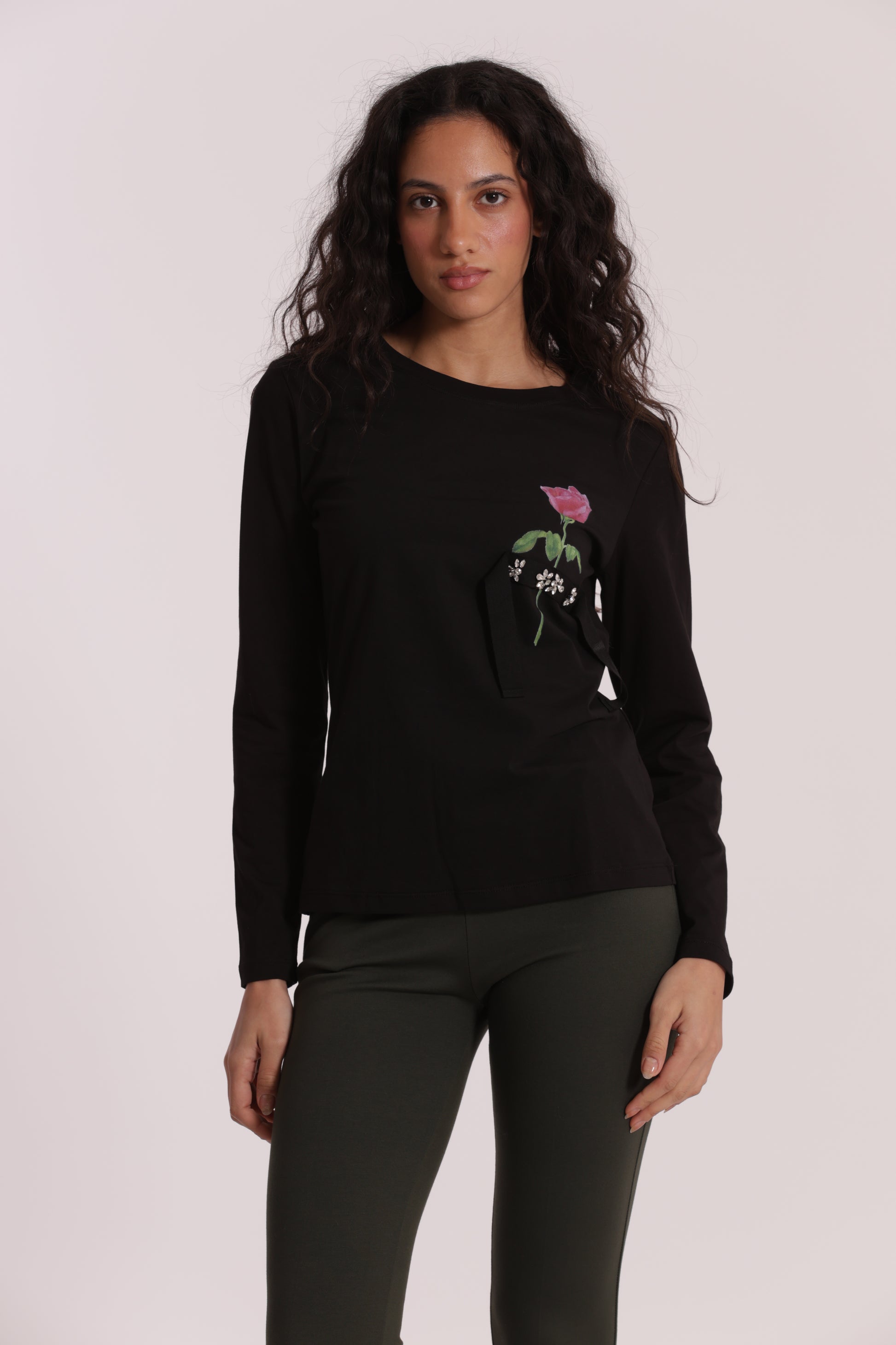 T-SHIRT CON ROSA