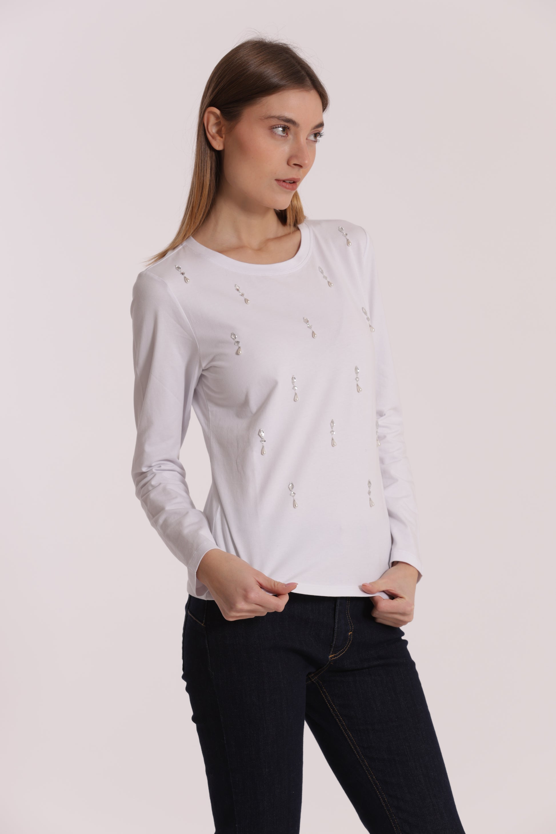 T-SHIRT CON PIOGGIA DI PERLE