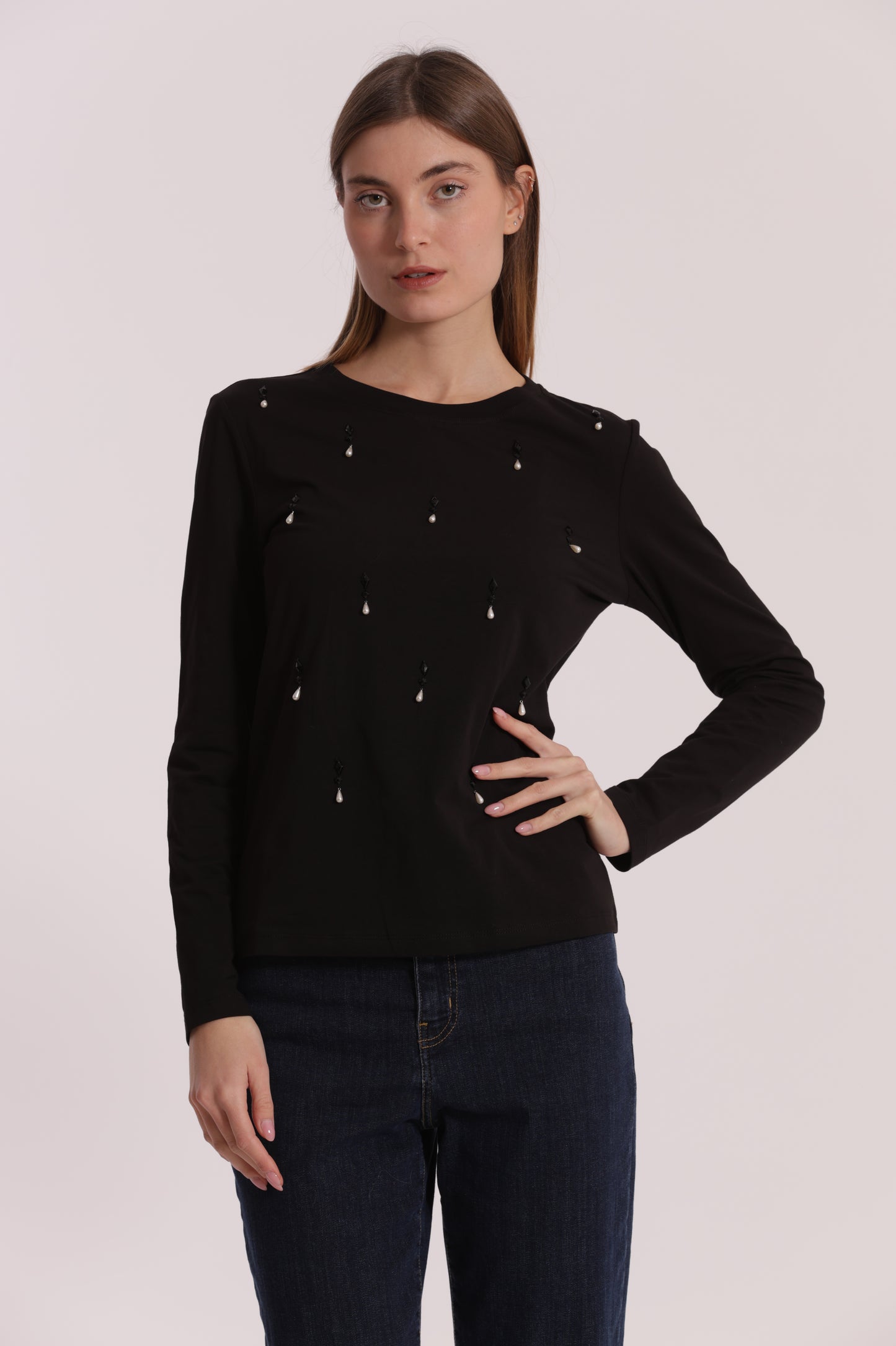 T-SHIRT CON PIOGGIA DI PERLE