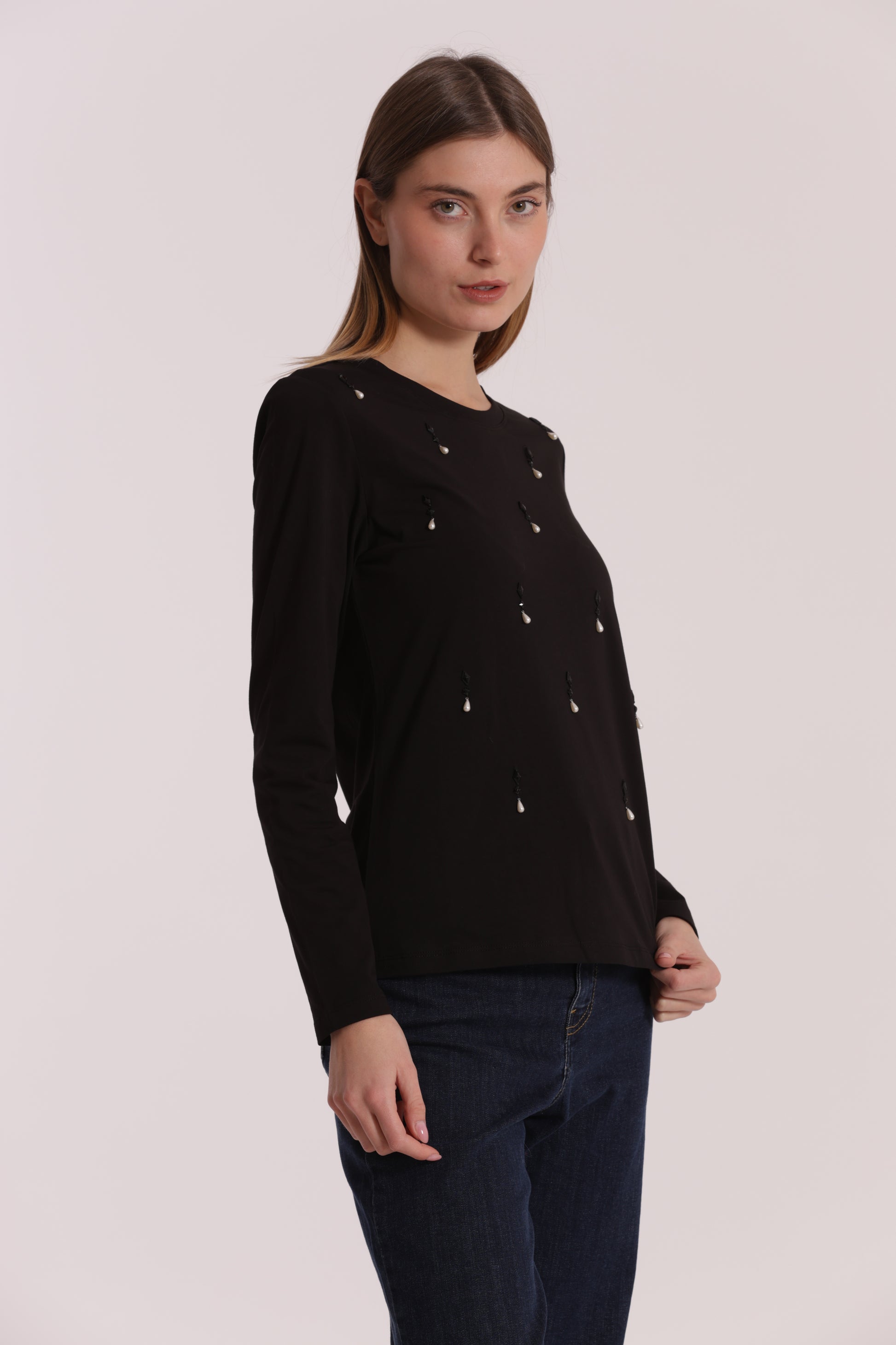 T-SHIRT CON PIOGGIA DI PERLE