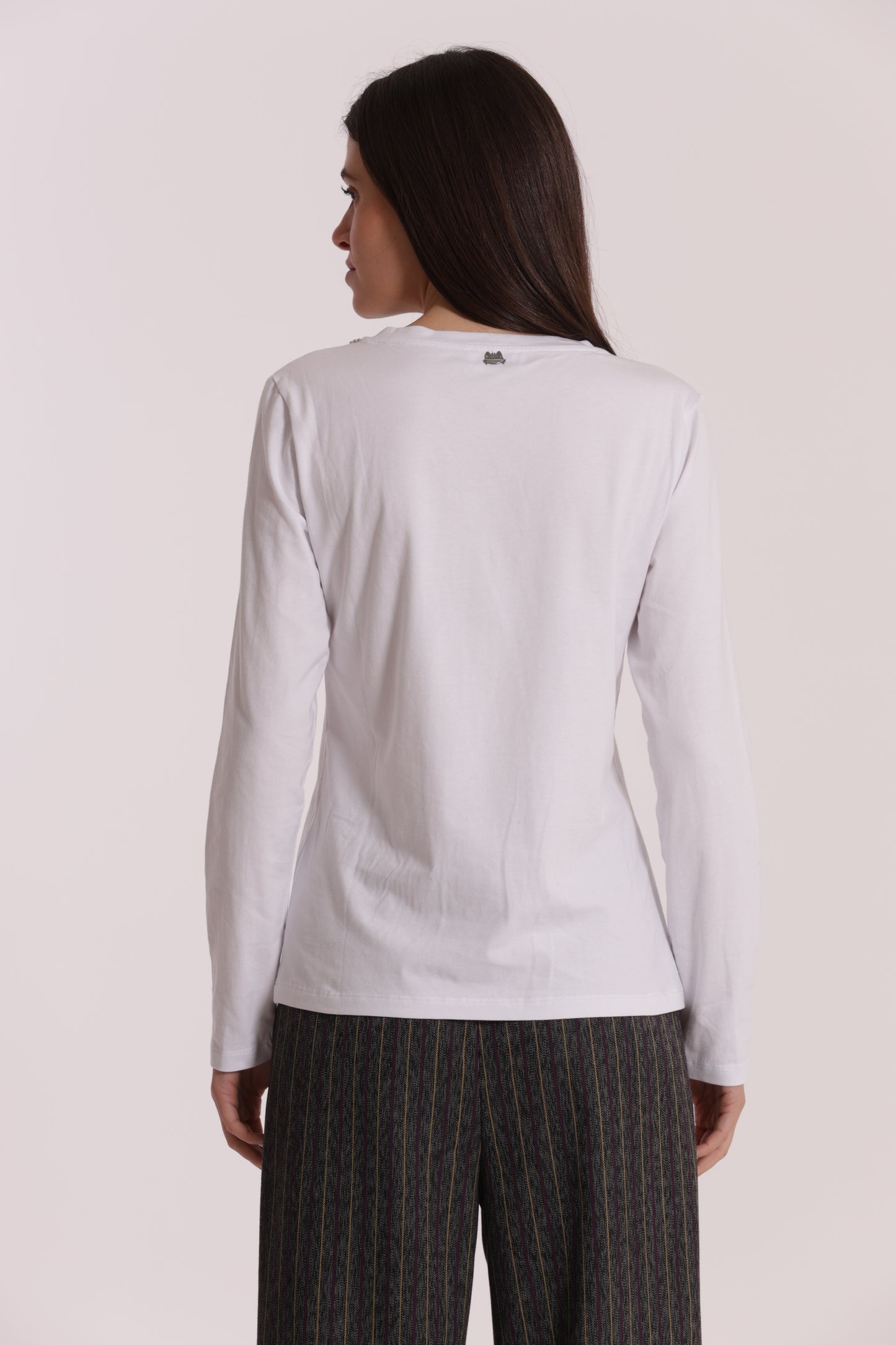 T-SHIRT CON COLLETTO DECORATO