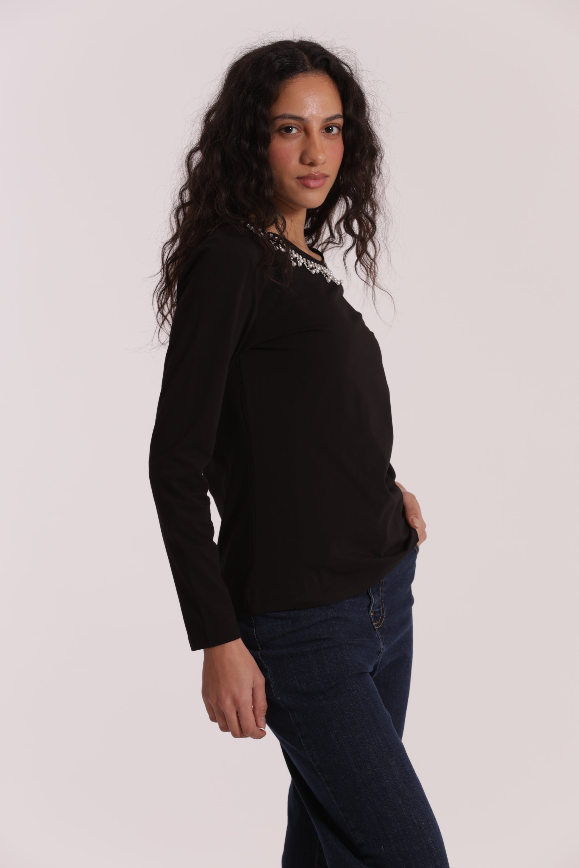 T-SHIRT CON COLLETTO DECORATO