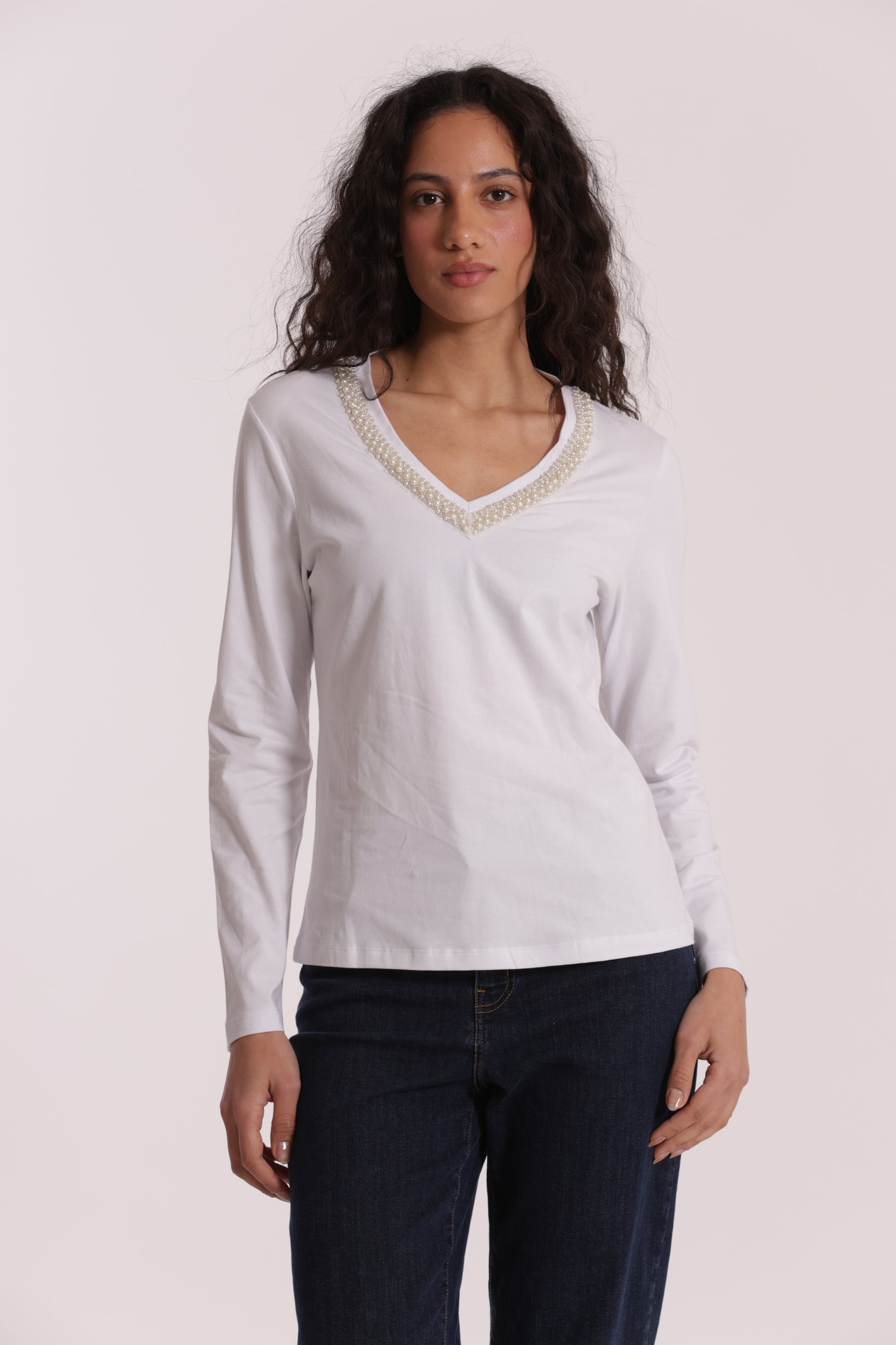 T-SHIRT SCOLLO A V CON COLLO DI PERLE