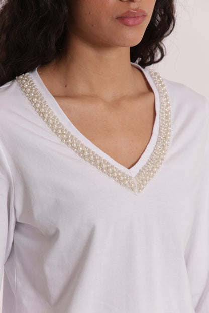 T-SHIRT SCOLLO A V CON COLLO DI PERLE