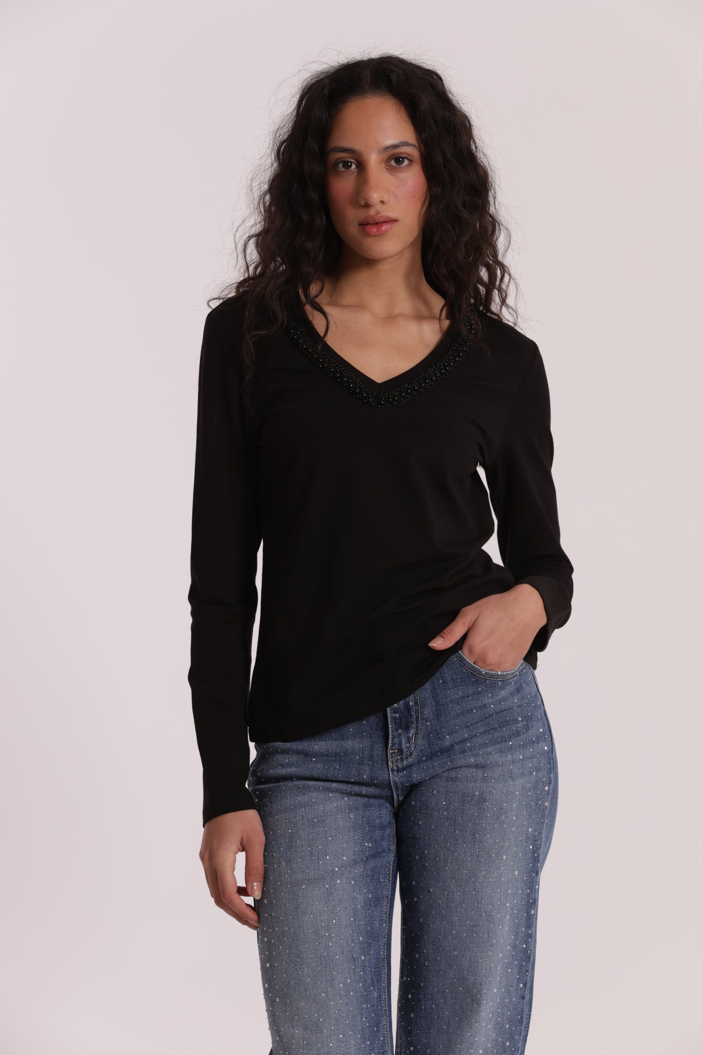 T-SHIRT SCOLLO A V CON COLLO DI PERLE