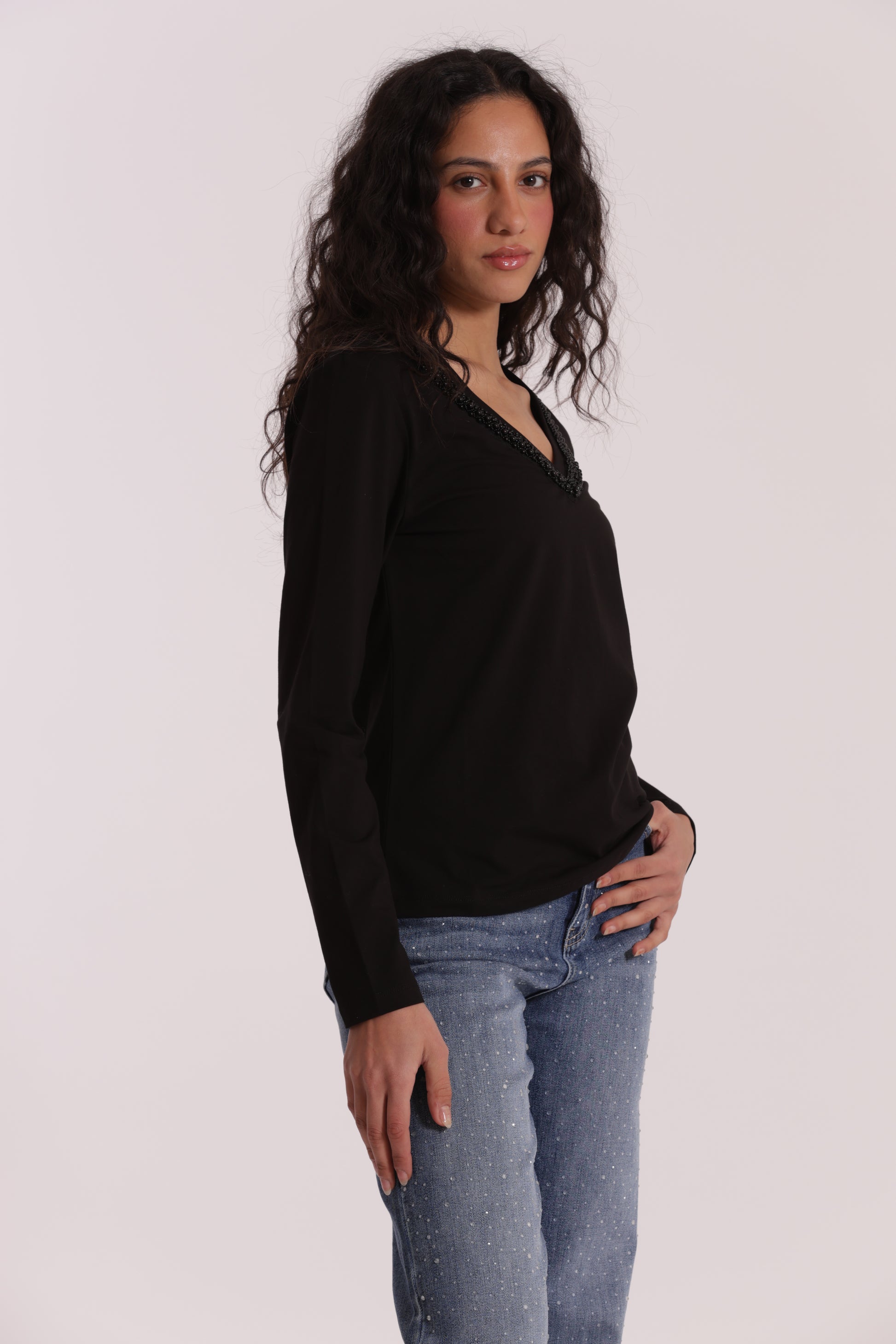 T-SHIRT SCOLLO A V CON COLLO DI PERLE