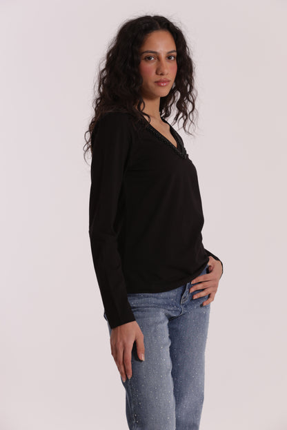 T-SHIRT SCOLLO A V CON COLLO DI PERLE