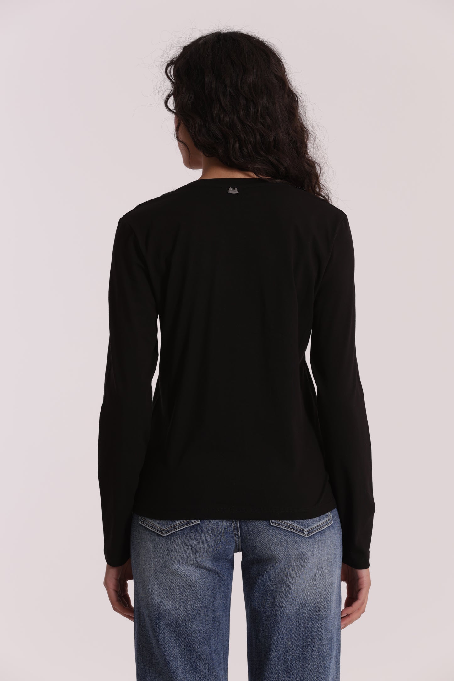 T-SHIRT SCOLLO A V CON COLLO DI PERLE