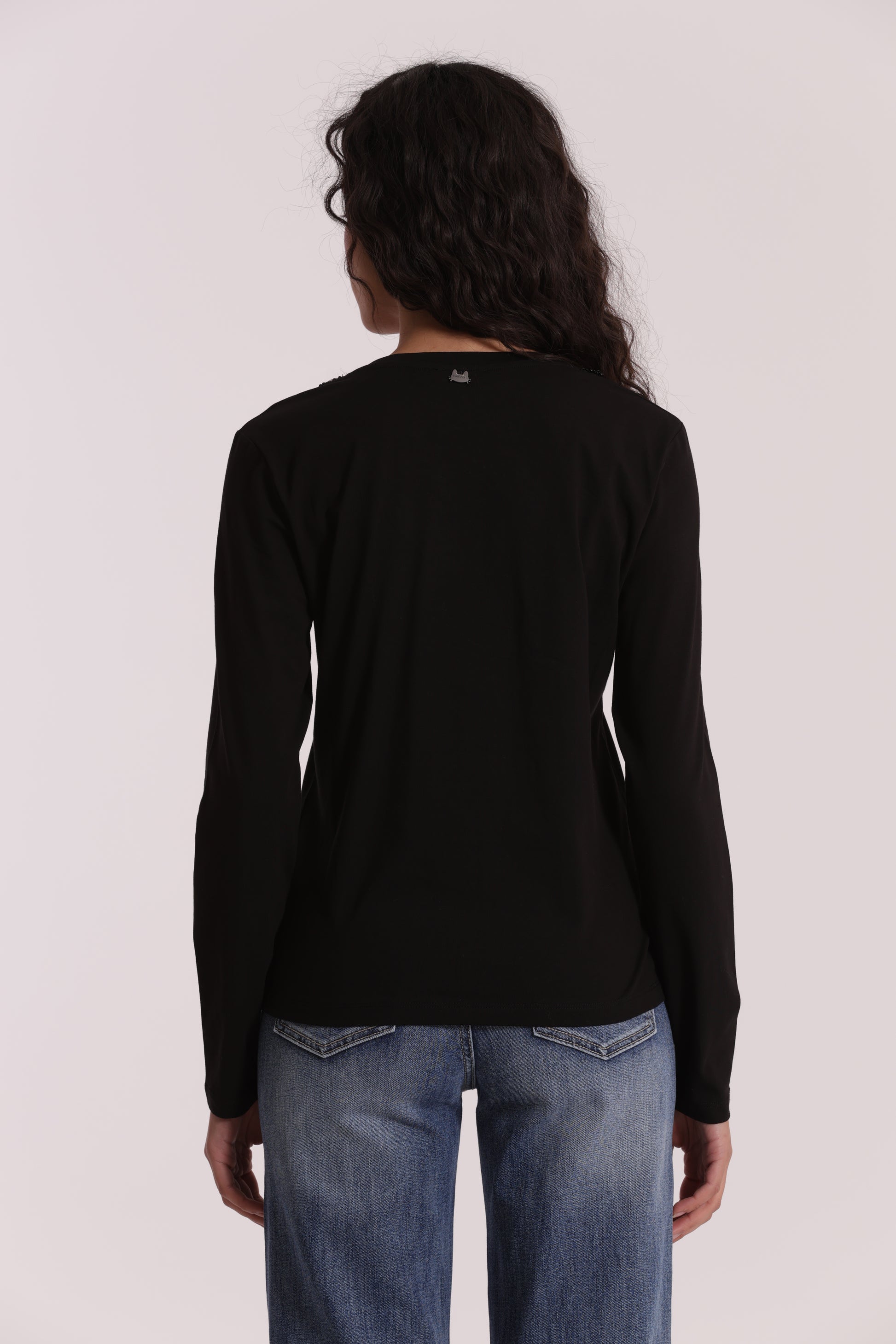 T-SHIRT SCOLLO A V CON COLLO DI PERLE