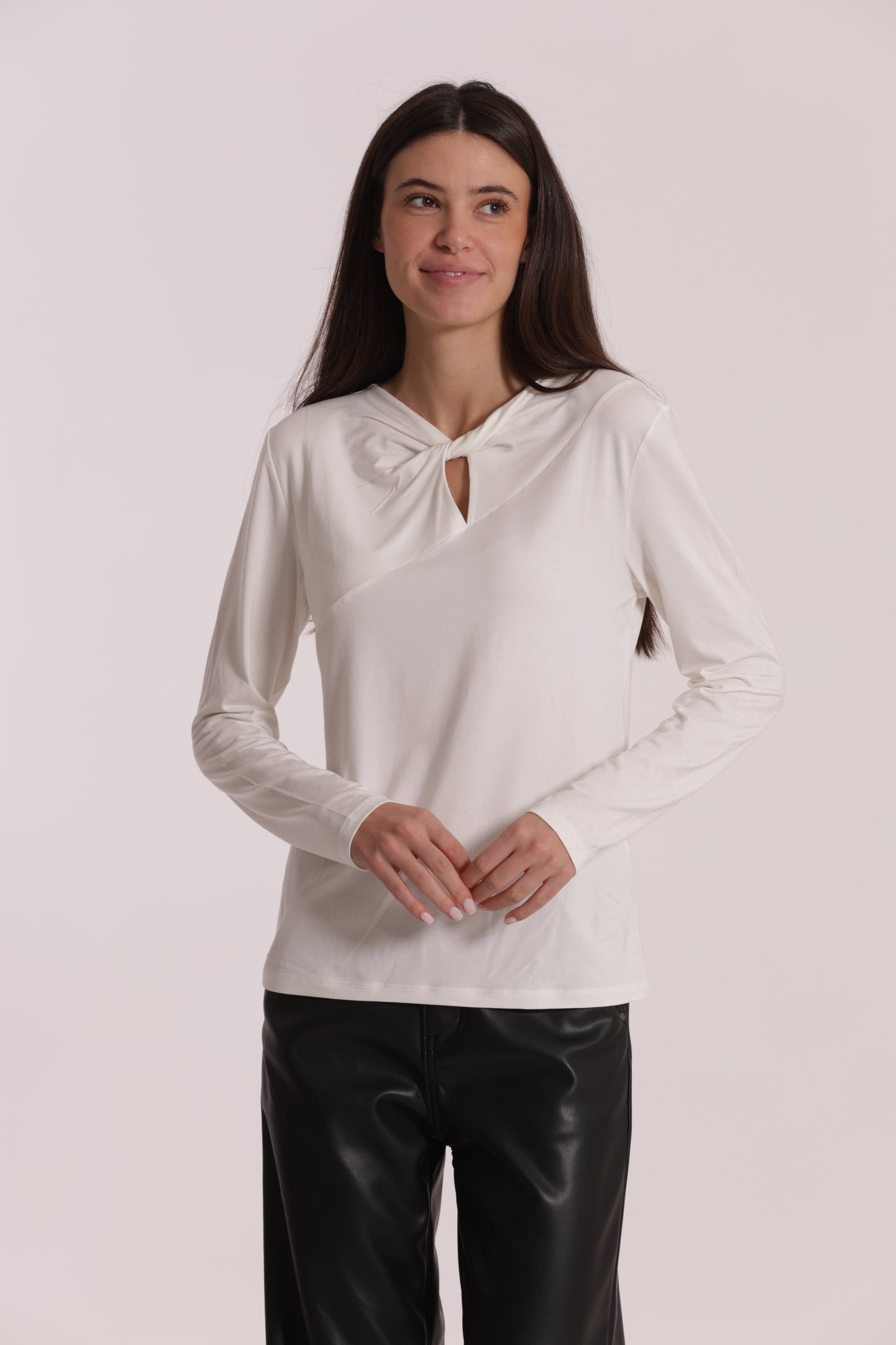 T-SHIRT CON NODO SUL DAVANTI