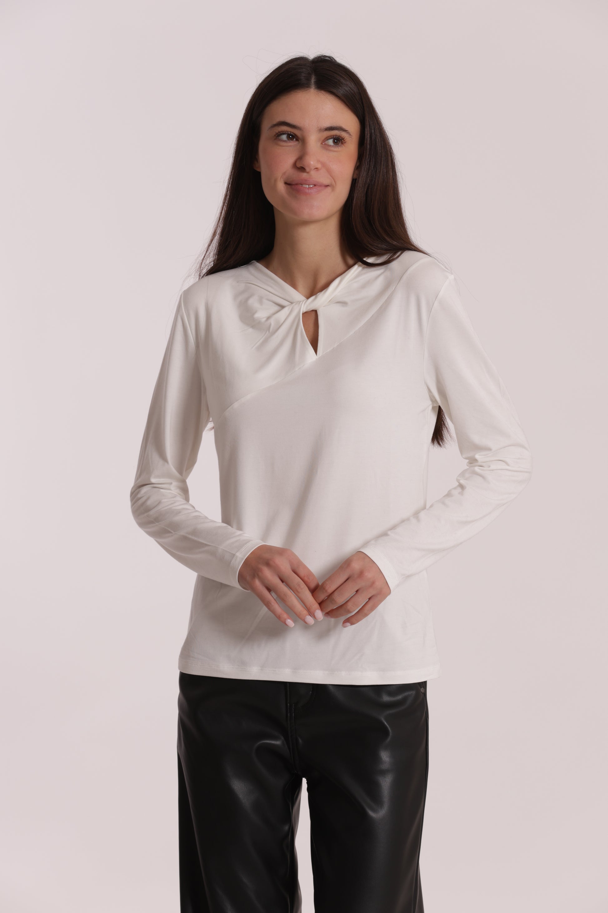 T-SHIRT CON NODO SUL DAVANTI