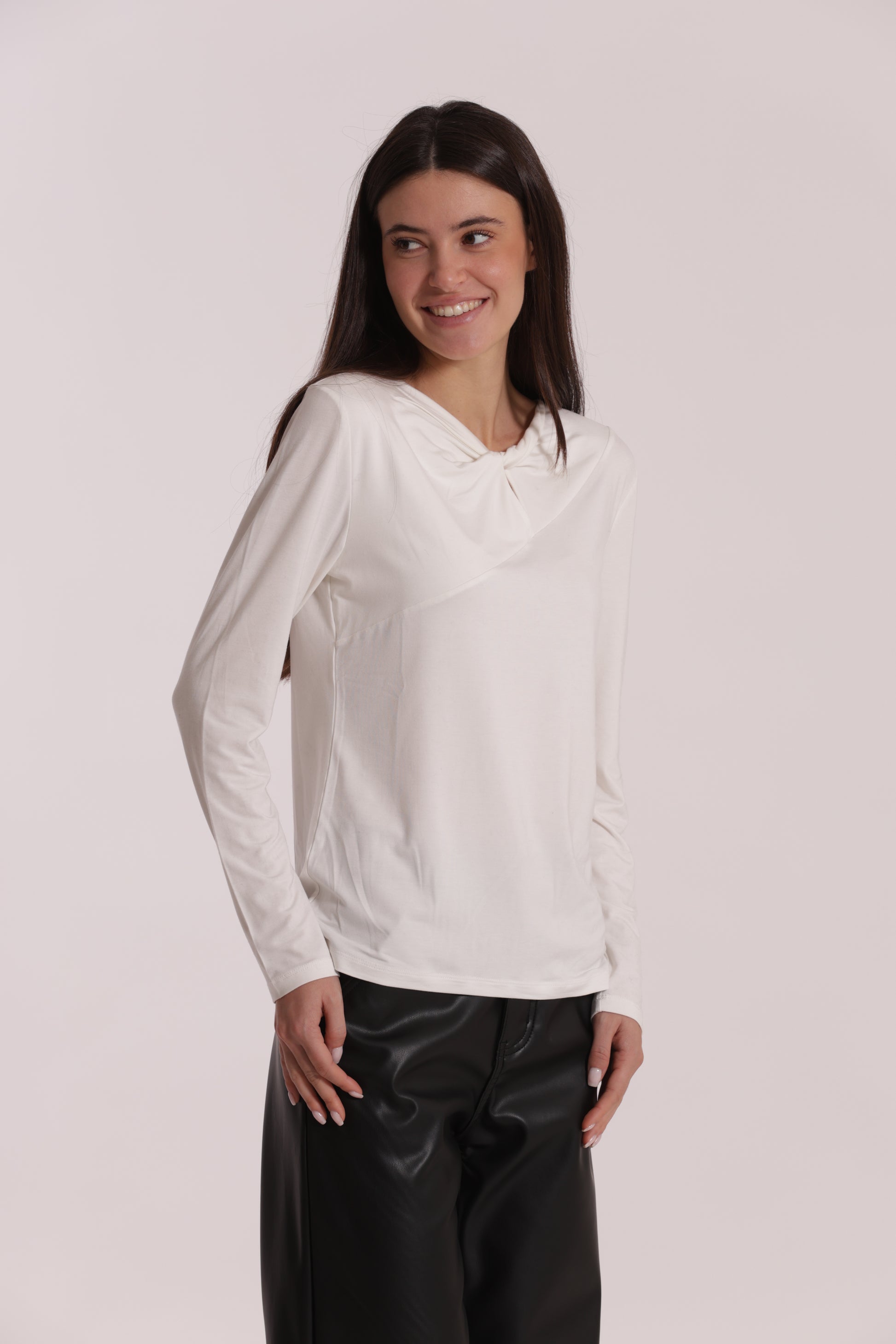 T-SHIRT CON NODO SUL DAVANTI