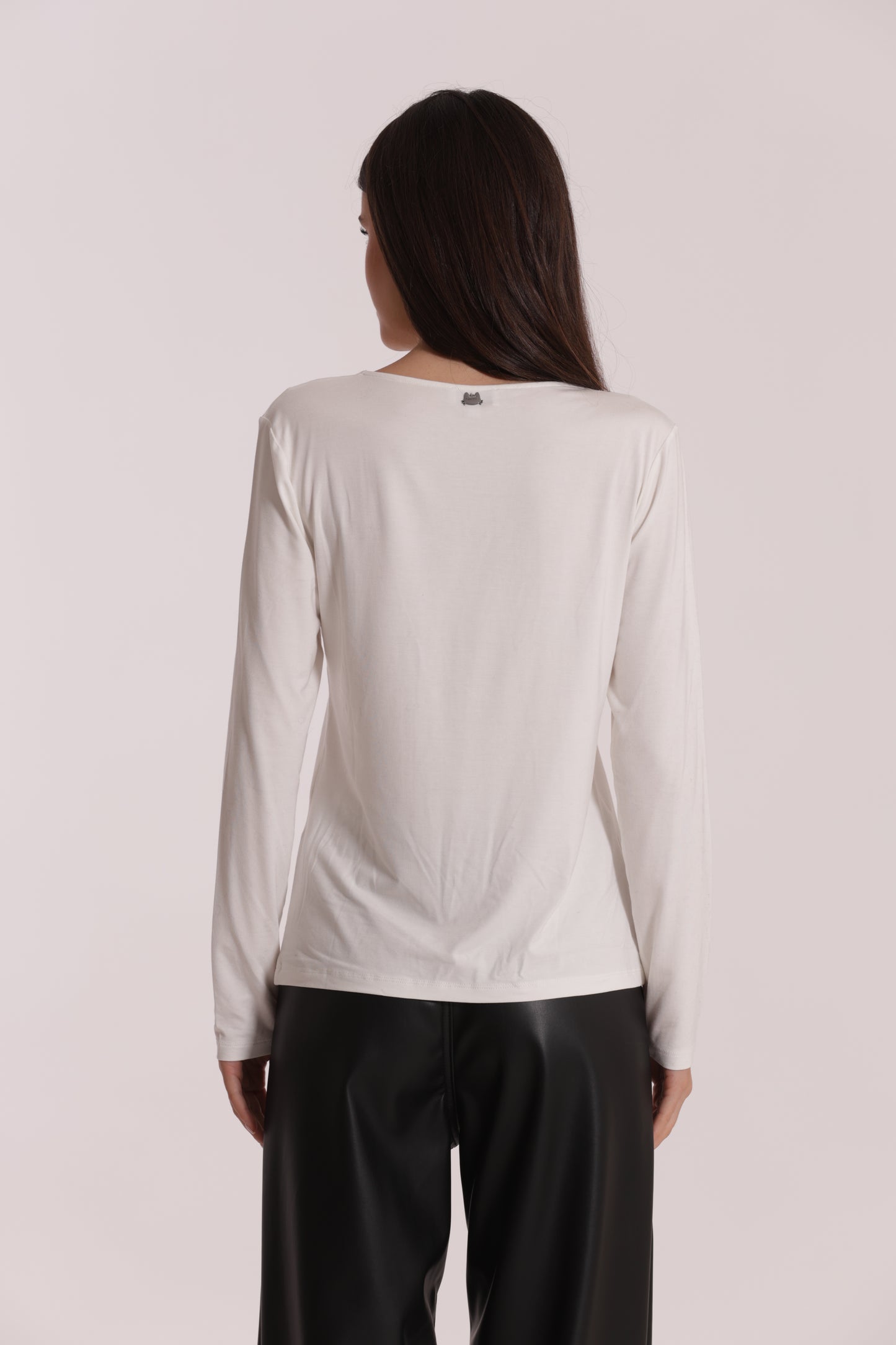 T-SHIRT CON NODO SUL DAVANTI