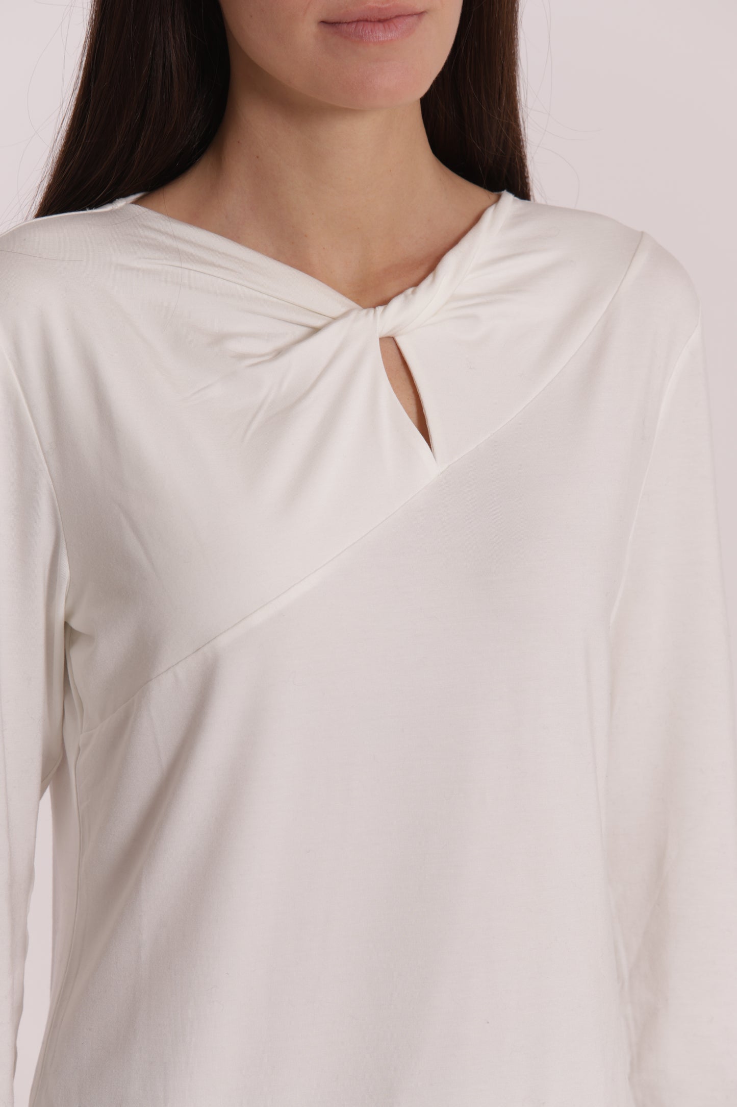 T-SHIRT CON NODO SUL DAVANTI