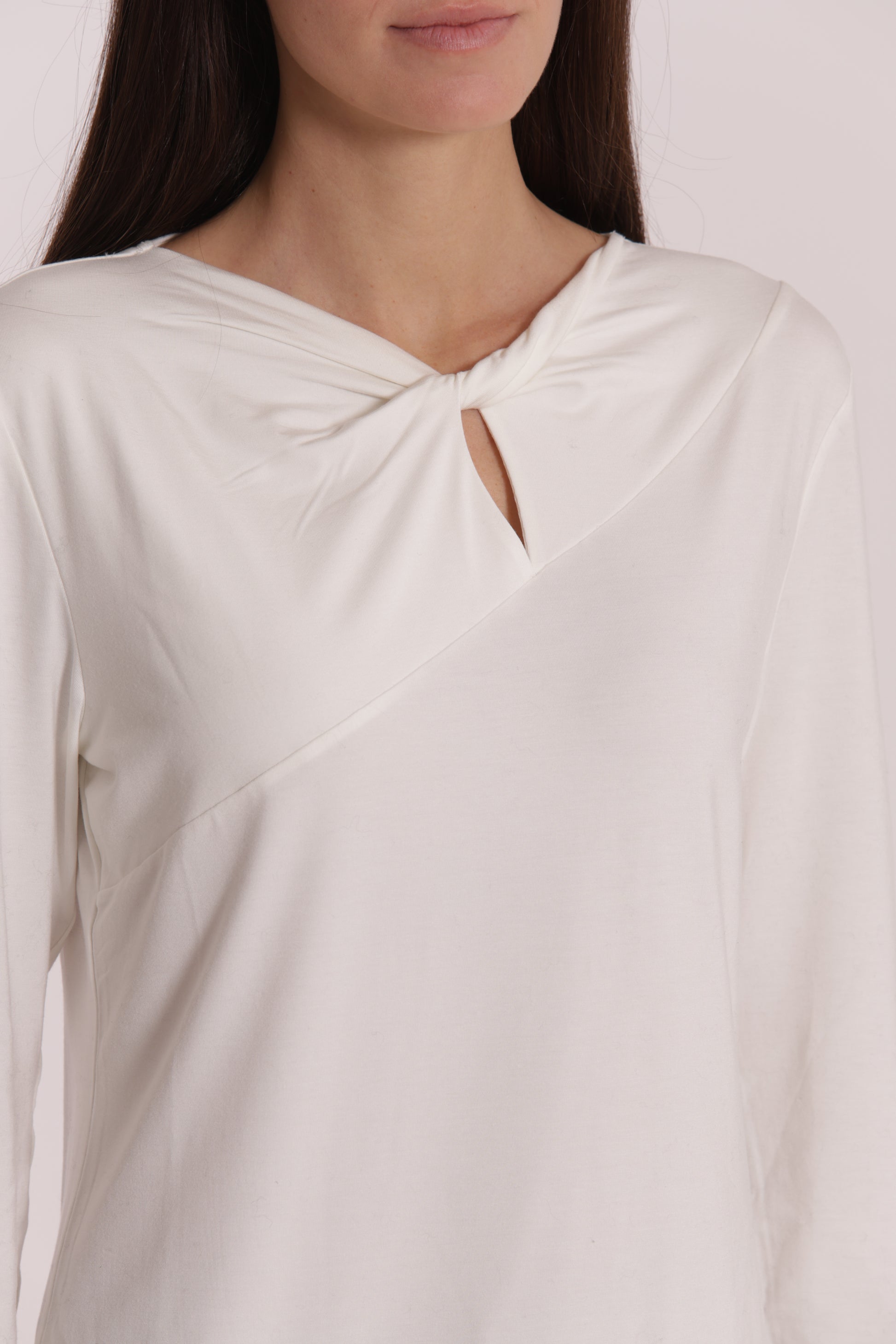 T-SHIRT CON NODO SUL DAVANTI