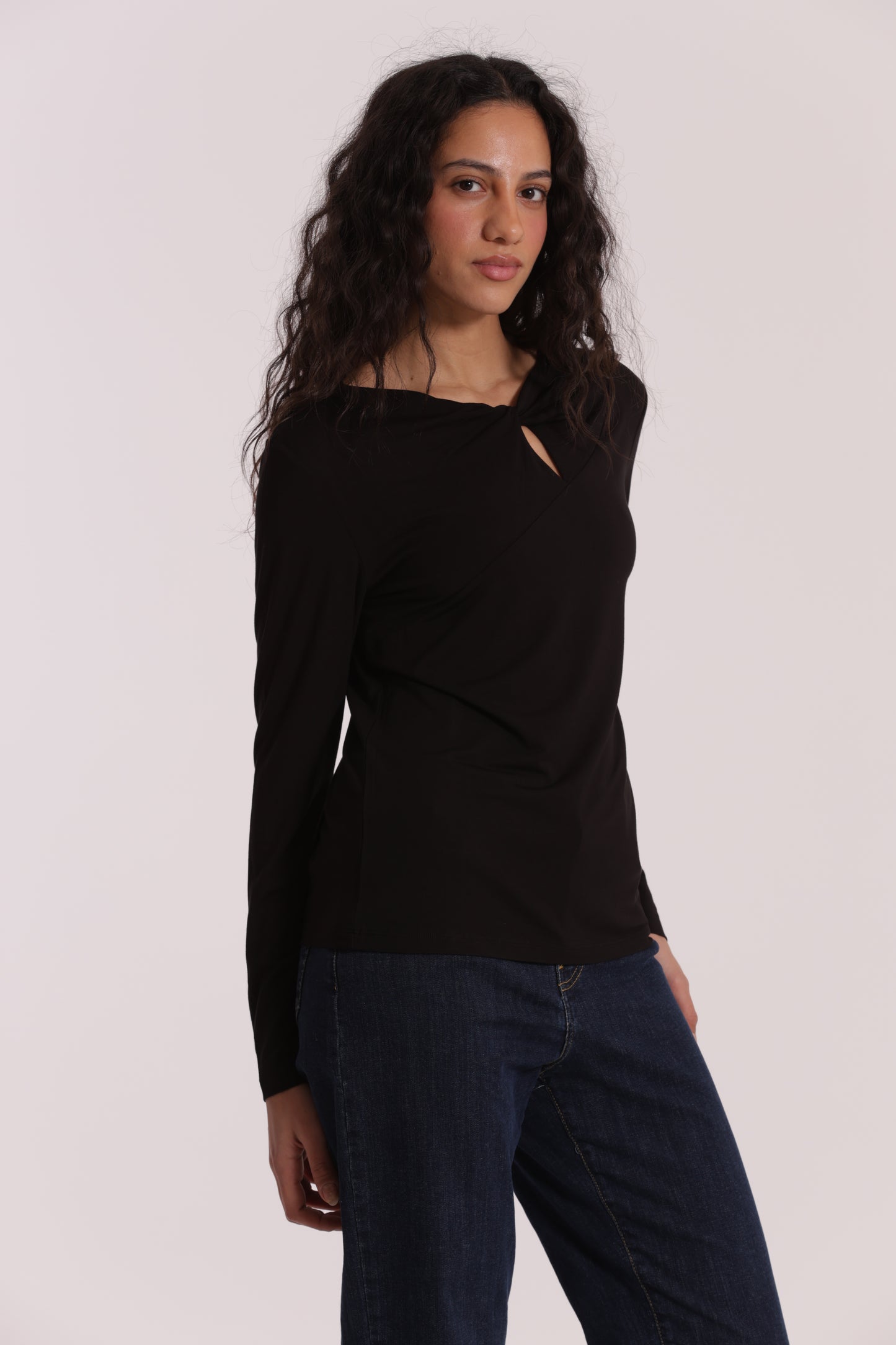 T-SHIRT CON NODO SUL DAVANTI