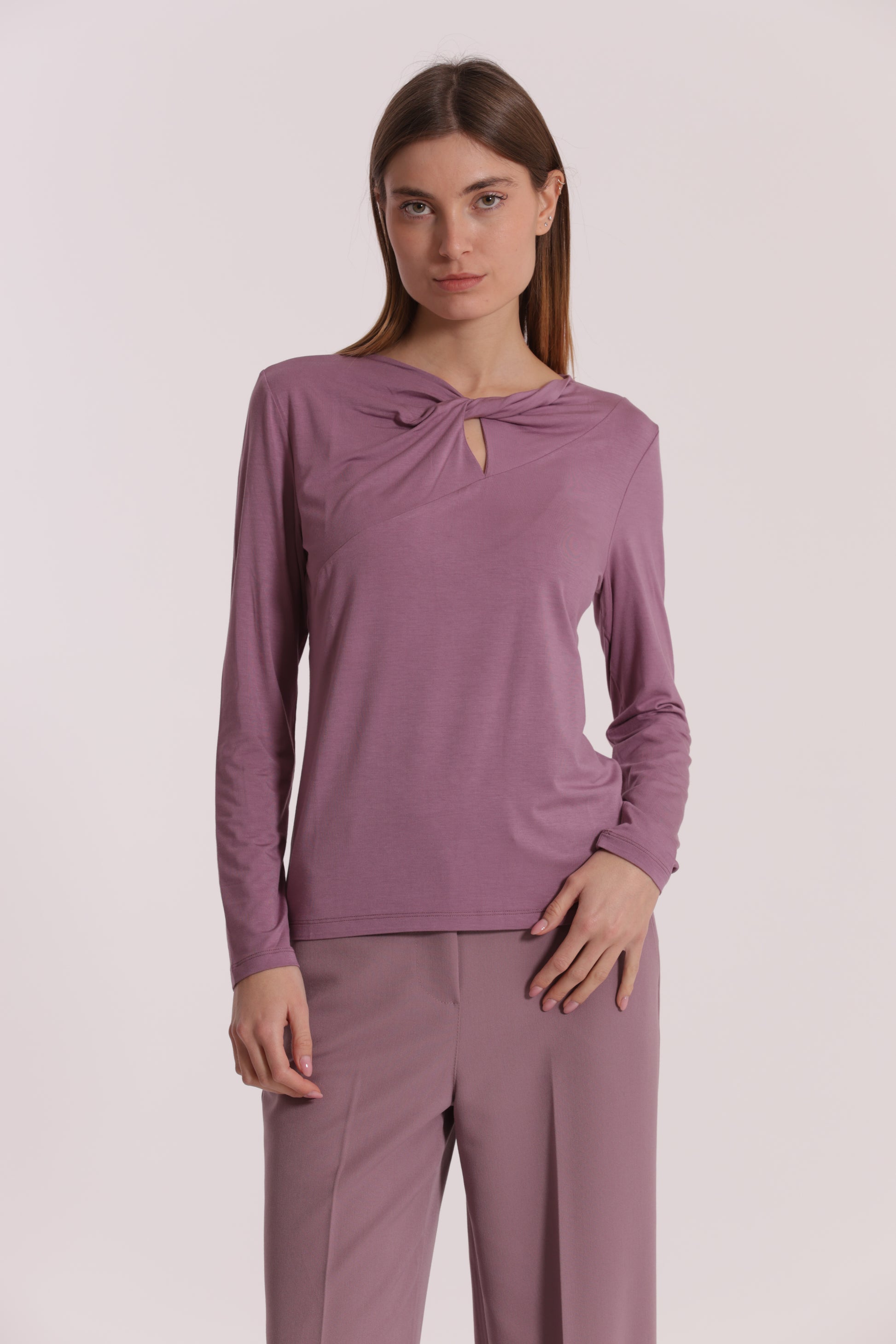 T-SHIRT CON NODO SUL DAVANTI