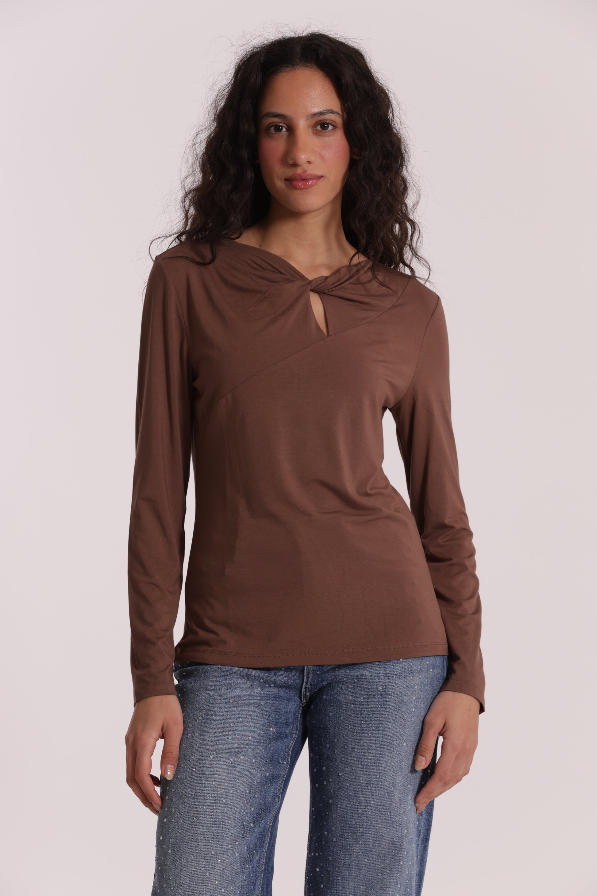 T-SHIRT CON NODO SUL DAVANTI