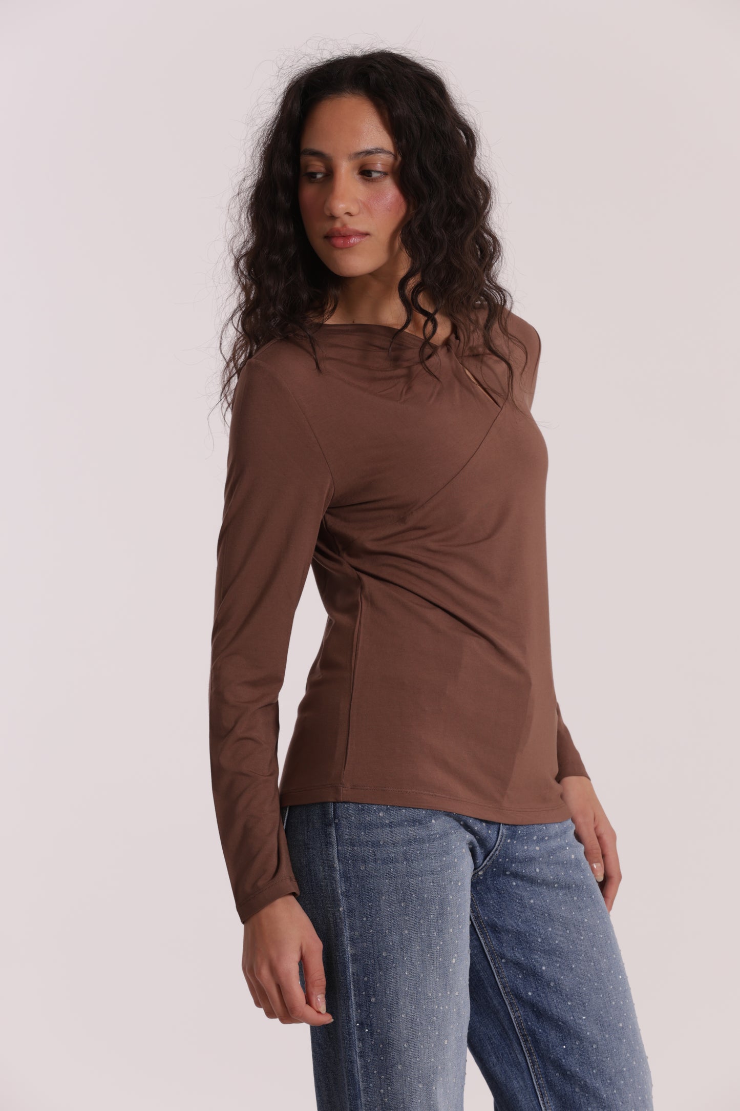 T-SHIRT CON NODO SUL DAVANTI