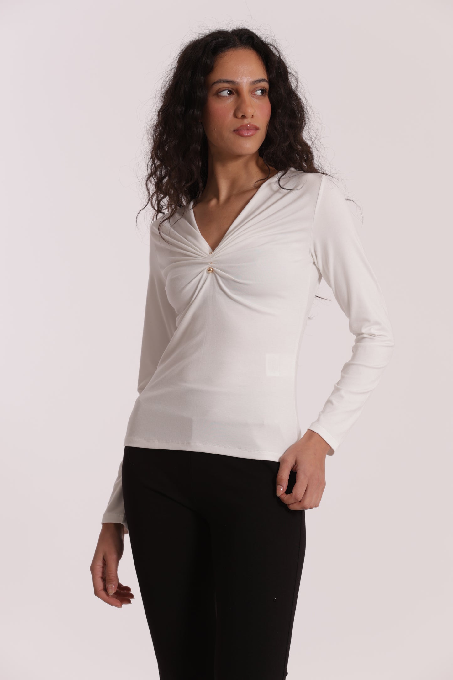 T-SHIRT SCOLLO A V CON ACCESSORIO