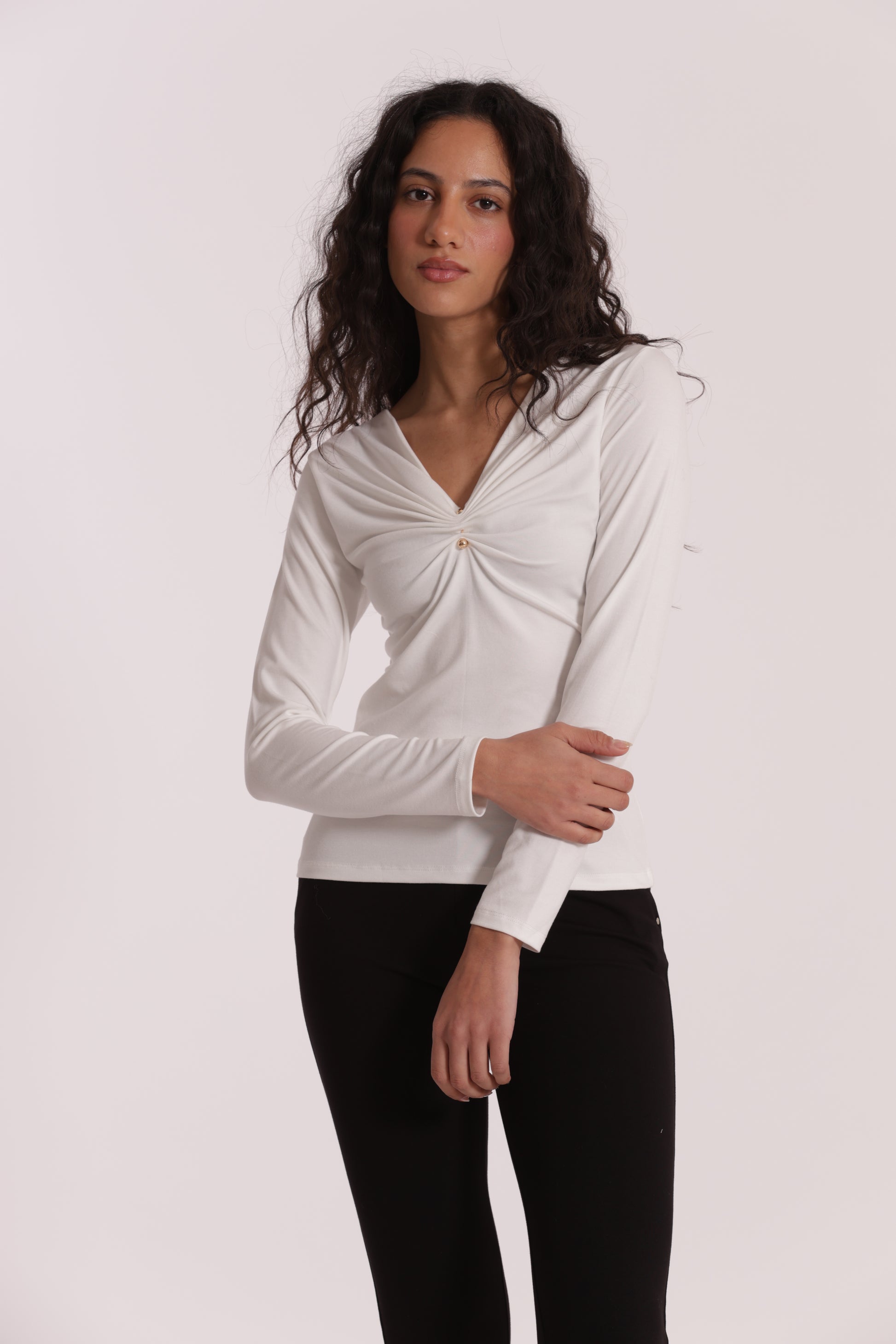T-SHIRT SCOLLO A V CON ACCESSORIO
