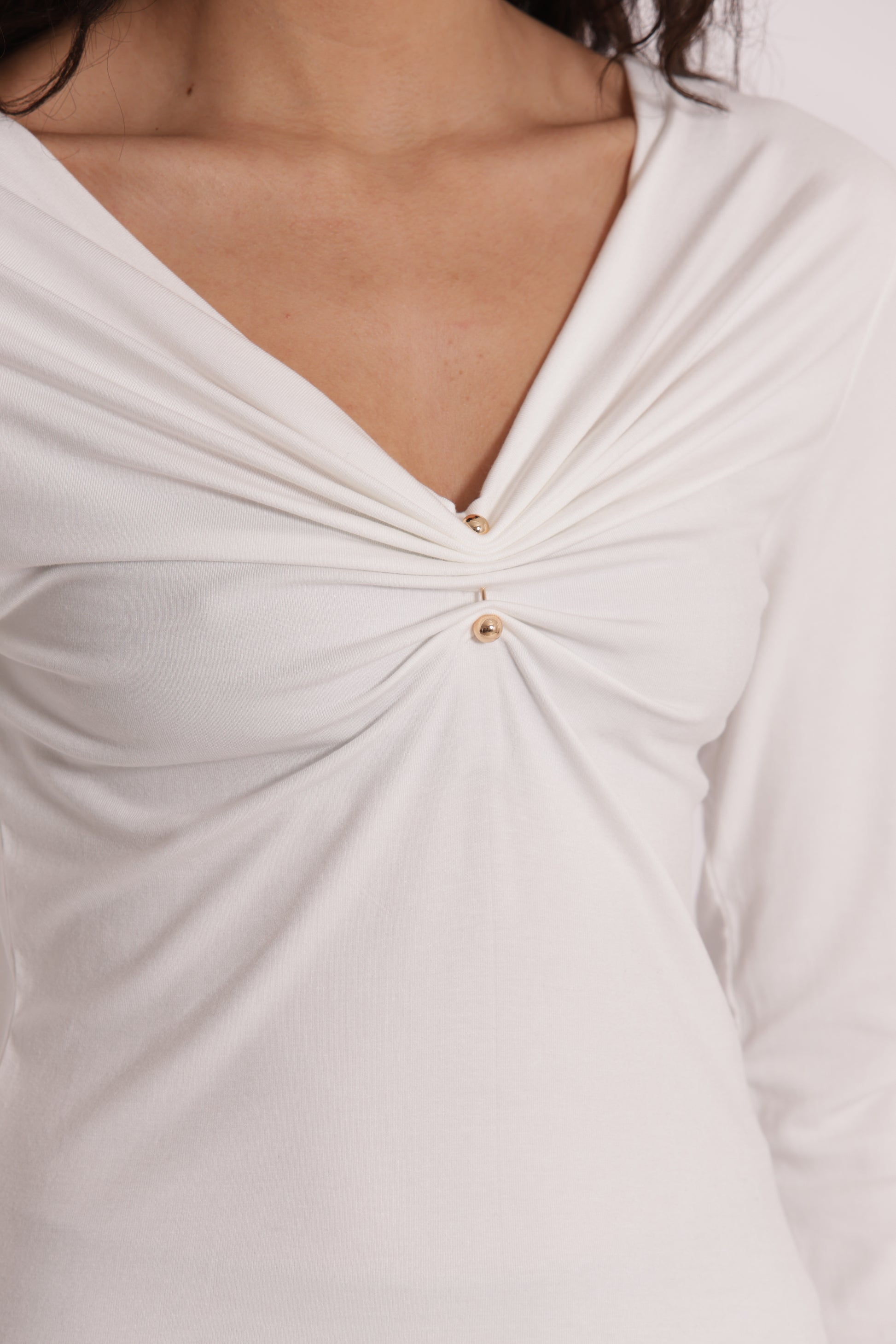 T-SHIRT SCOLLO A V CON ACCESSORIO