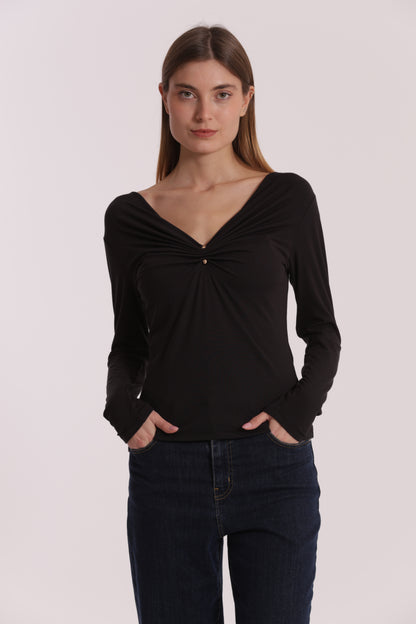 T-SHIRT SCOLLO A V CON ACCESSORIO