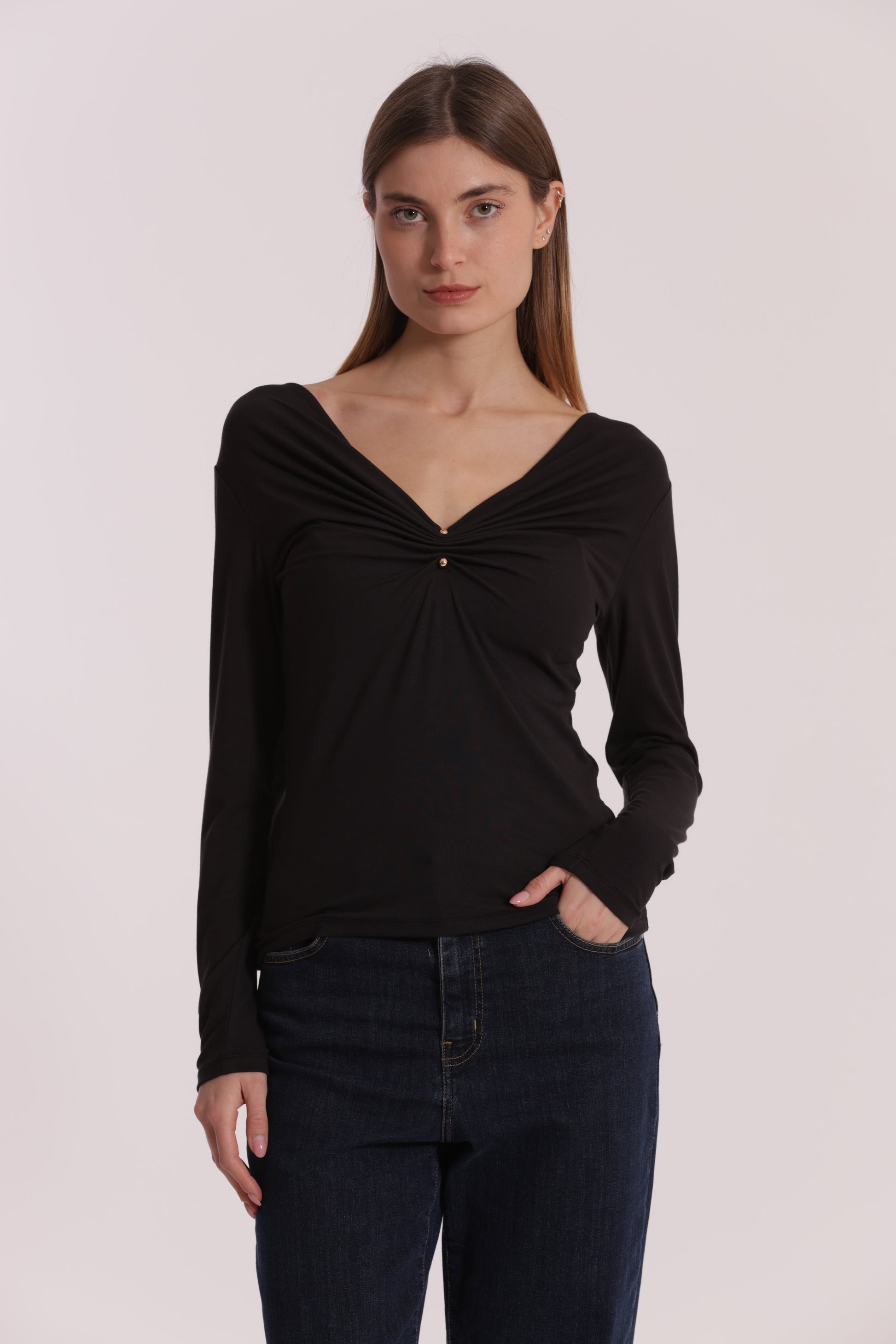 T-SHIRT SCOLLO A V CON ACCESSORIO