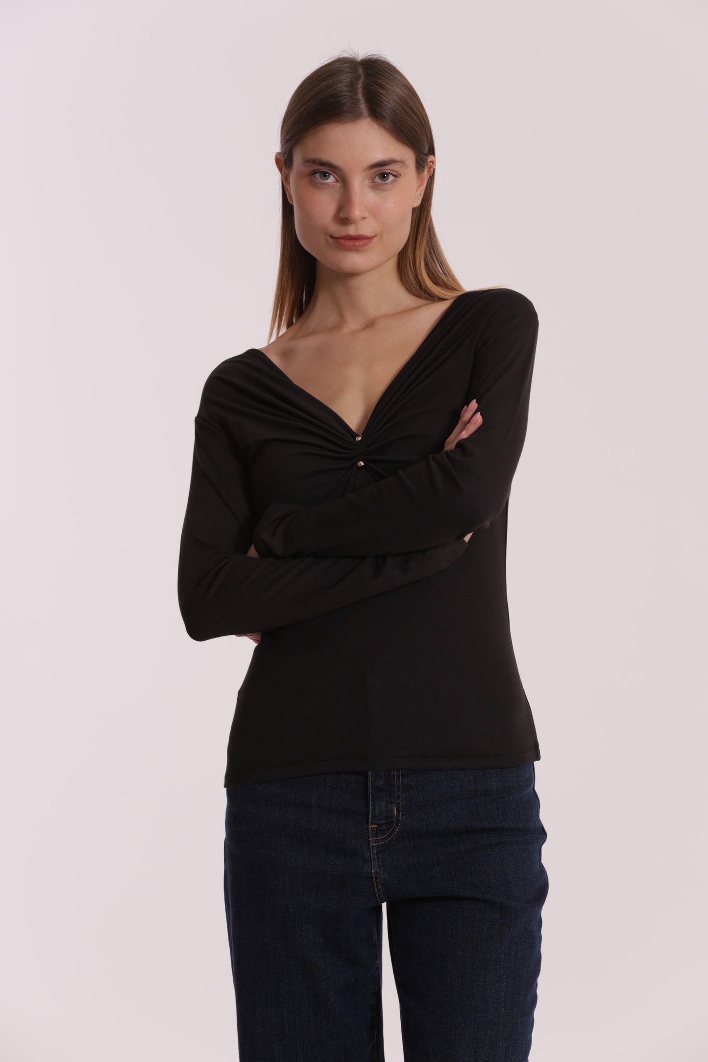 T-SHIRT SCOLLO A V CON ACCESSORIO