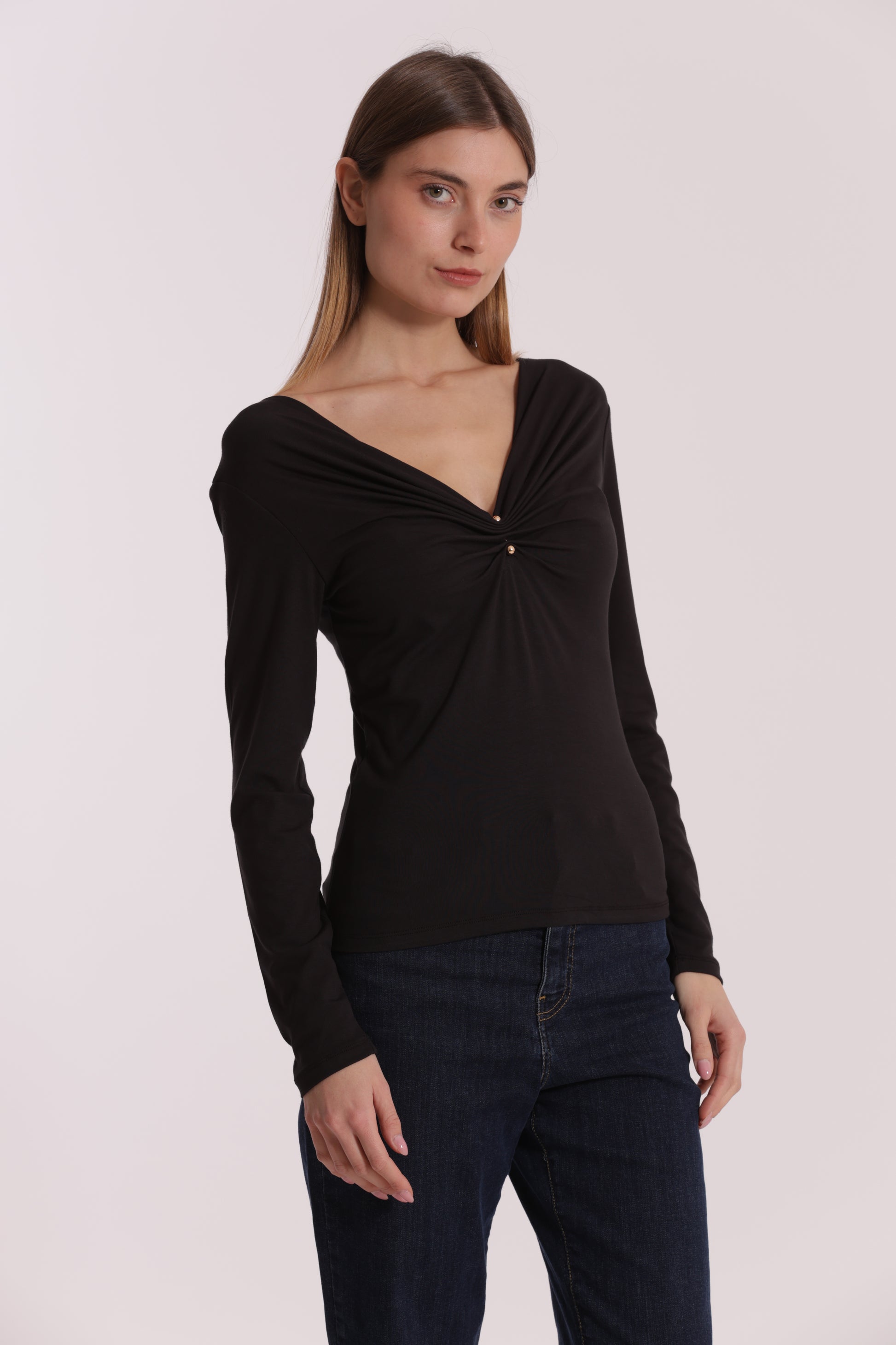 T-SHIRT SCOLLO A V CON ACCESSORIO