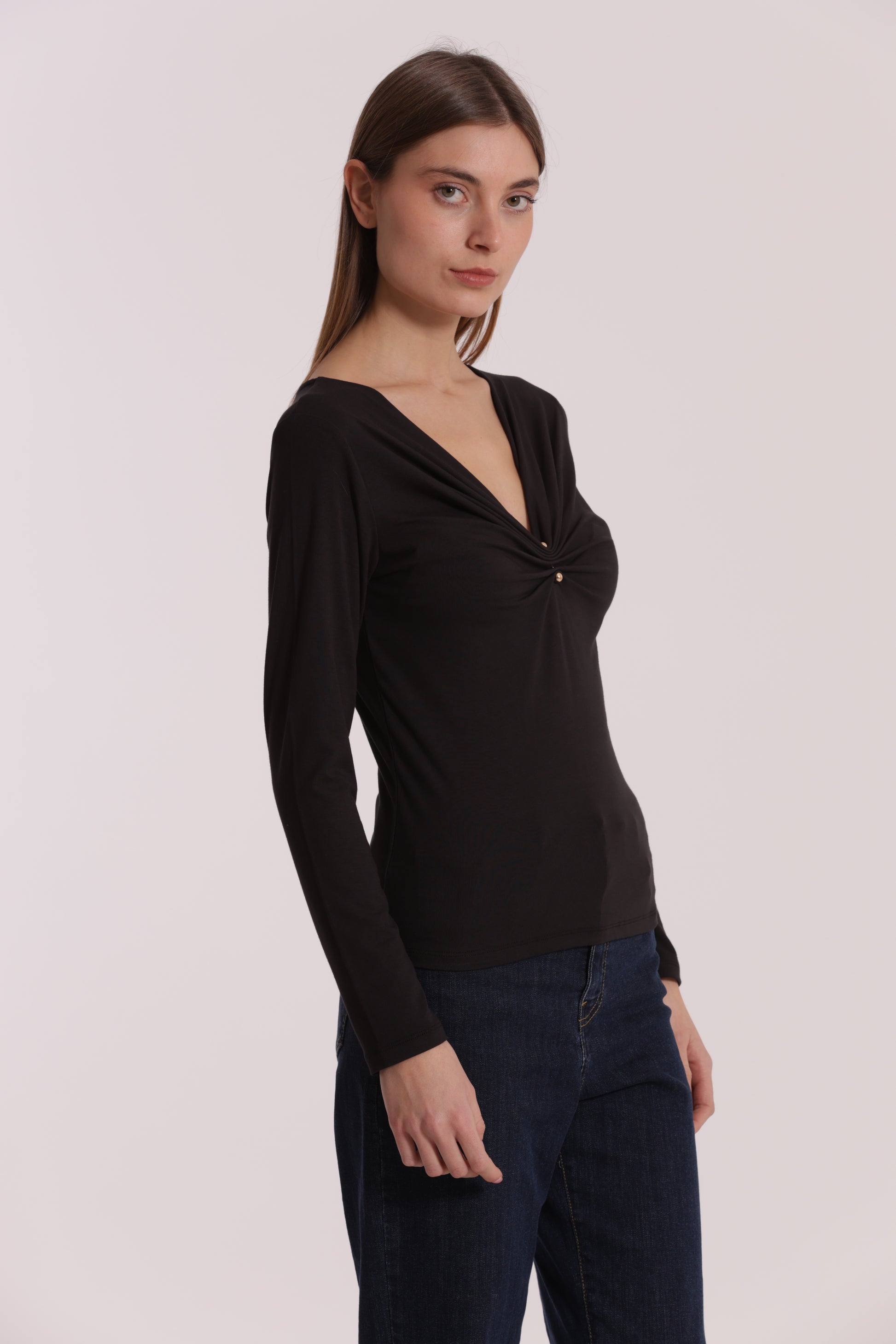 T-SHIRT SCOLLO A V CON ACCESSORIO