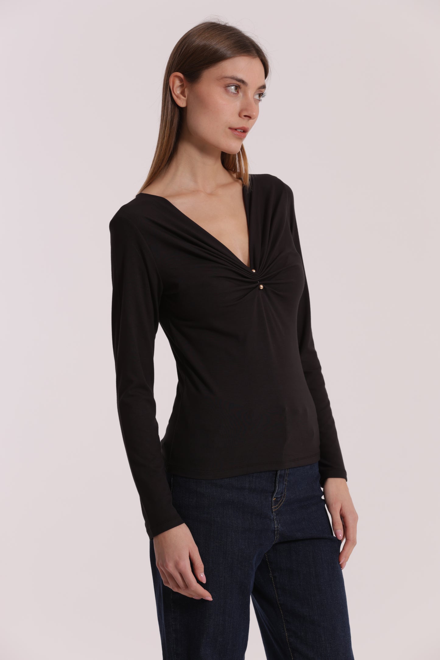 T-SHIRT SCOLLO A V CON ACCESSORIO