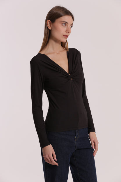 T-SHIRT SCOLLO A V CON ACCESSORIO