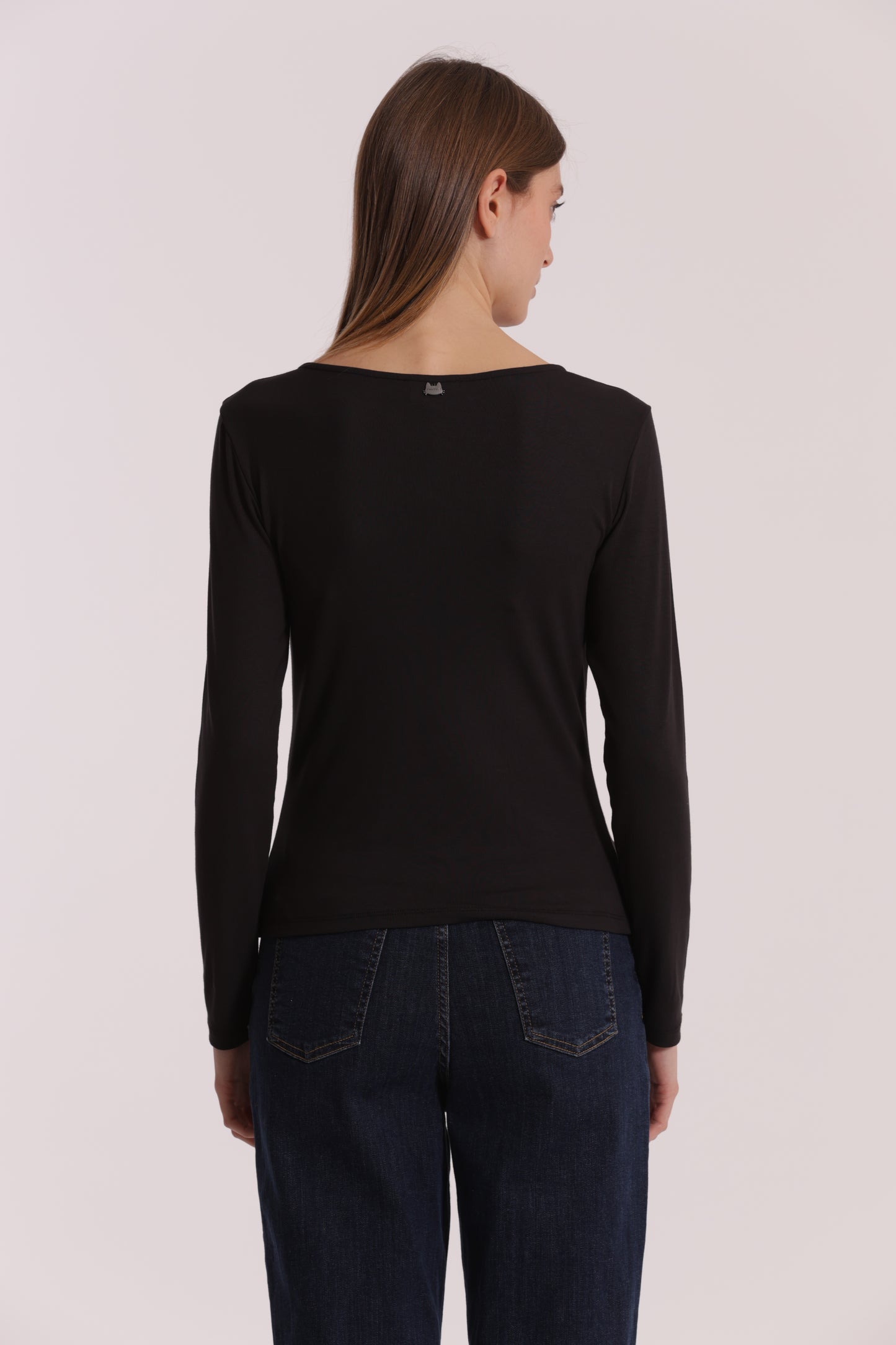 T-SHIRT SCOLLO A V CON ACCESSORIO