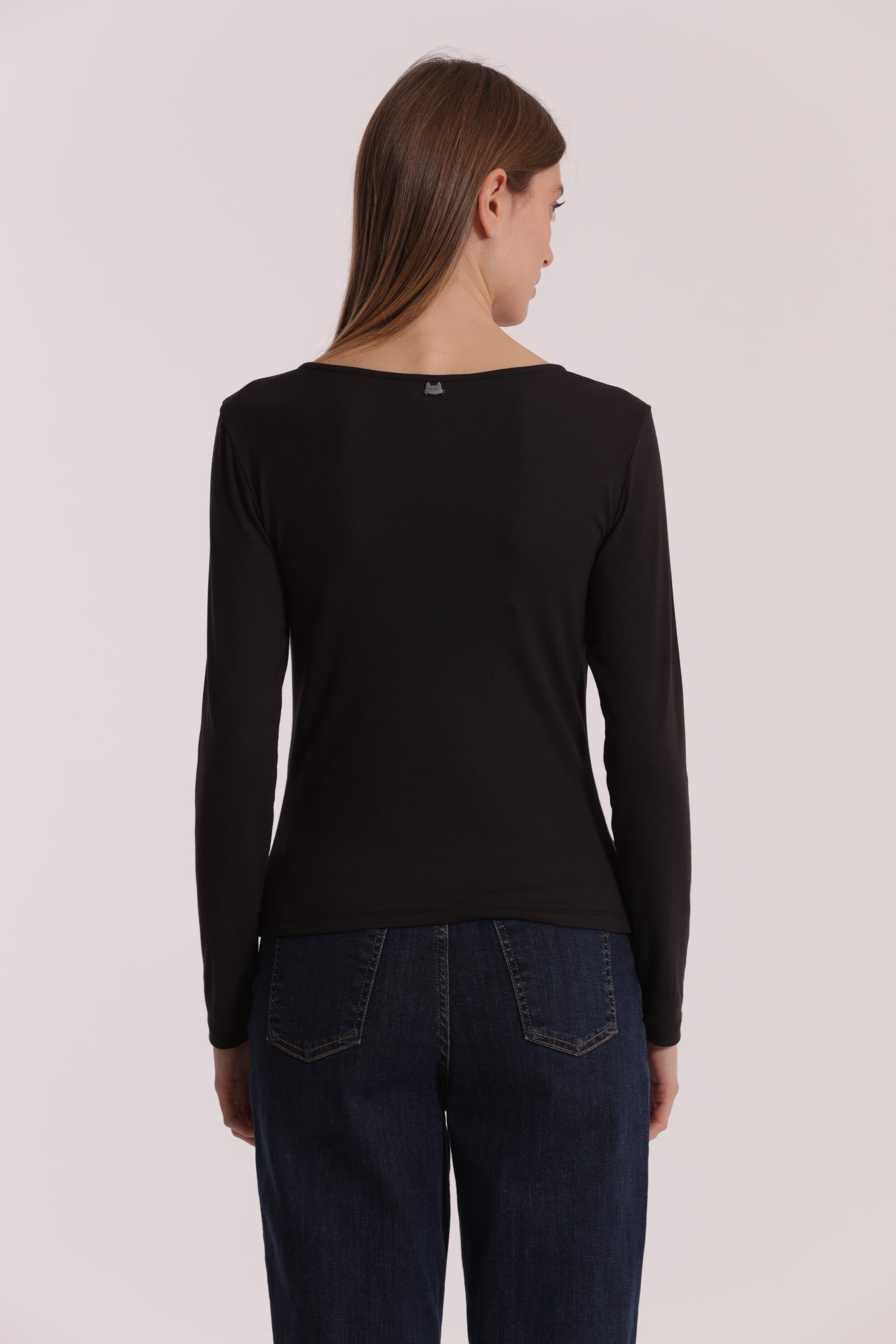 T-SHIRT SCOLLO A V CON ACCESSORIO