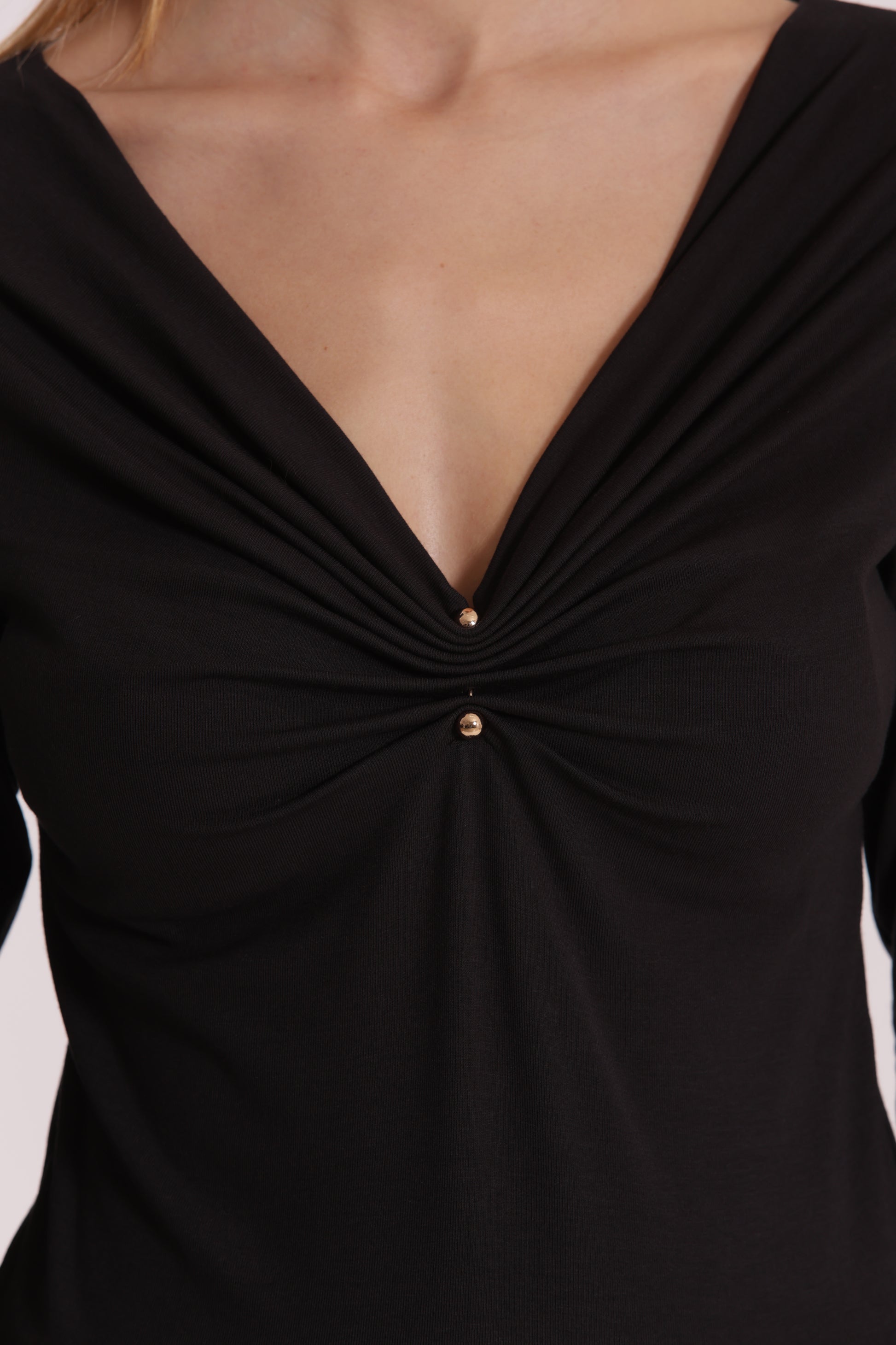 T-SHIRT SCOLLO A V CON ACCESSORIO