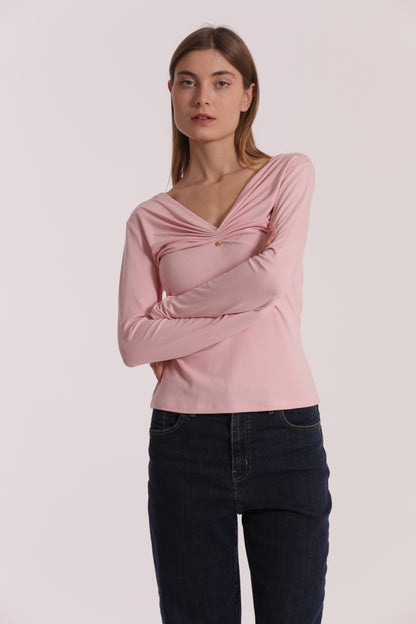 T-SHIRT SCOLLO A V CON ACCESSORIO