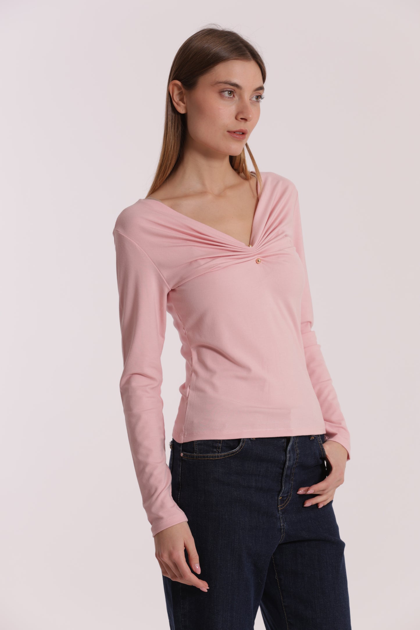 T-SHIRT SCOLLO A V CON ACCESSORIO