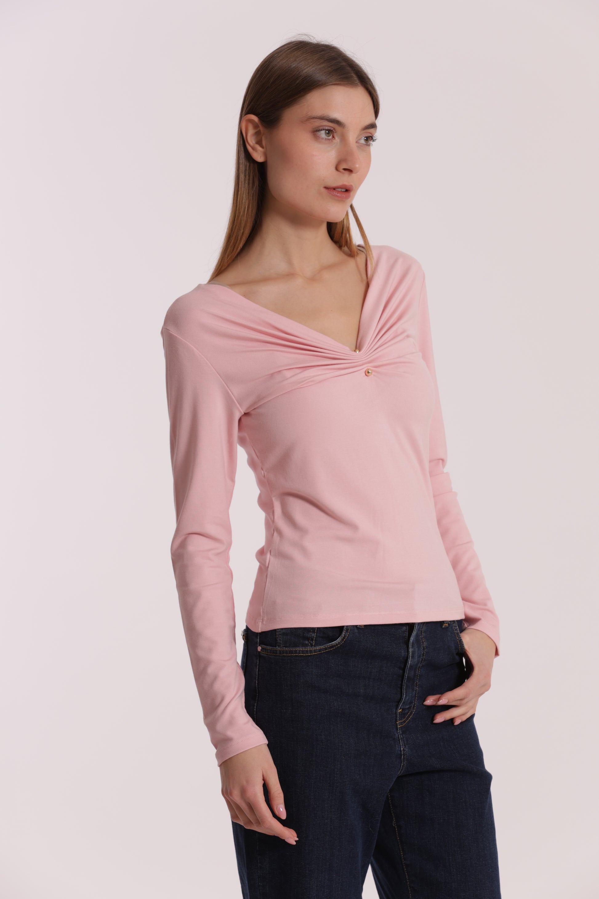 T-SHIRT SCOLLO A V CON ACCESSORIO