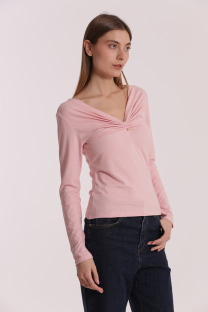T-SHIRT SCOLLO A V CON ACCESSORIO